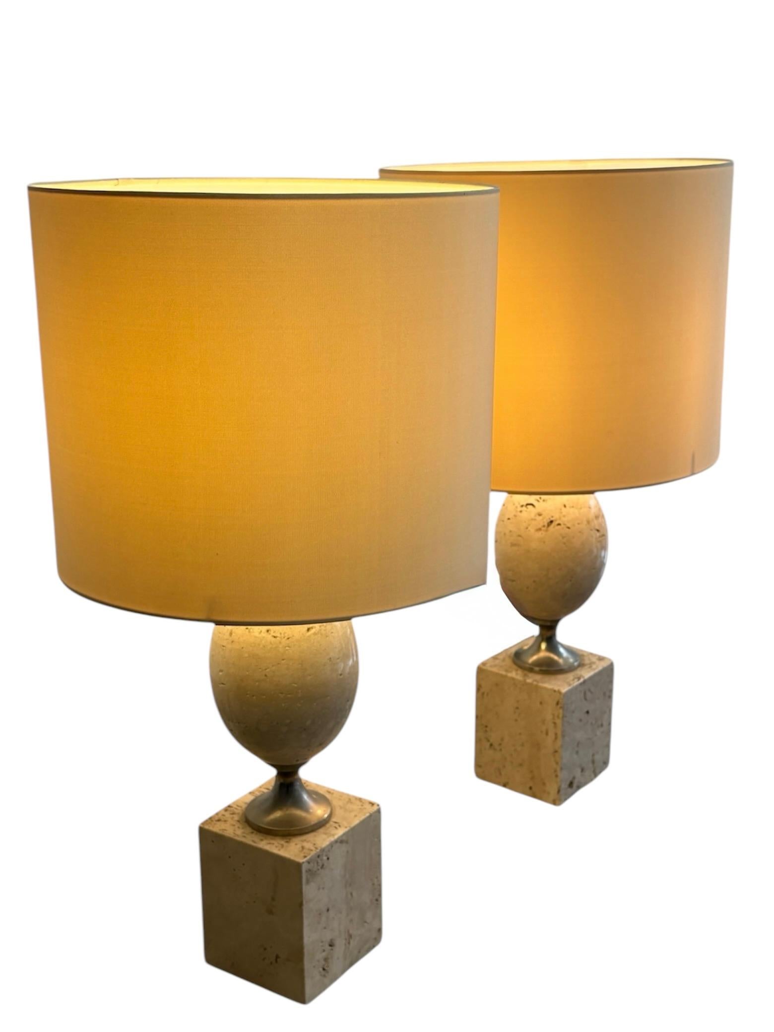 Mid-Century Modern Paire de lampes de table en travertin conçue par Philippe Barbier pour Maison Barbier en vente