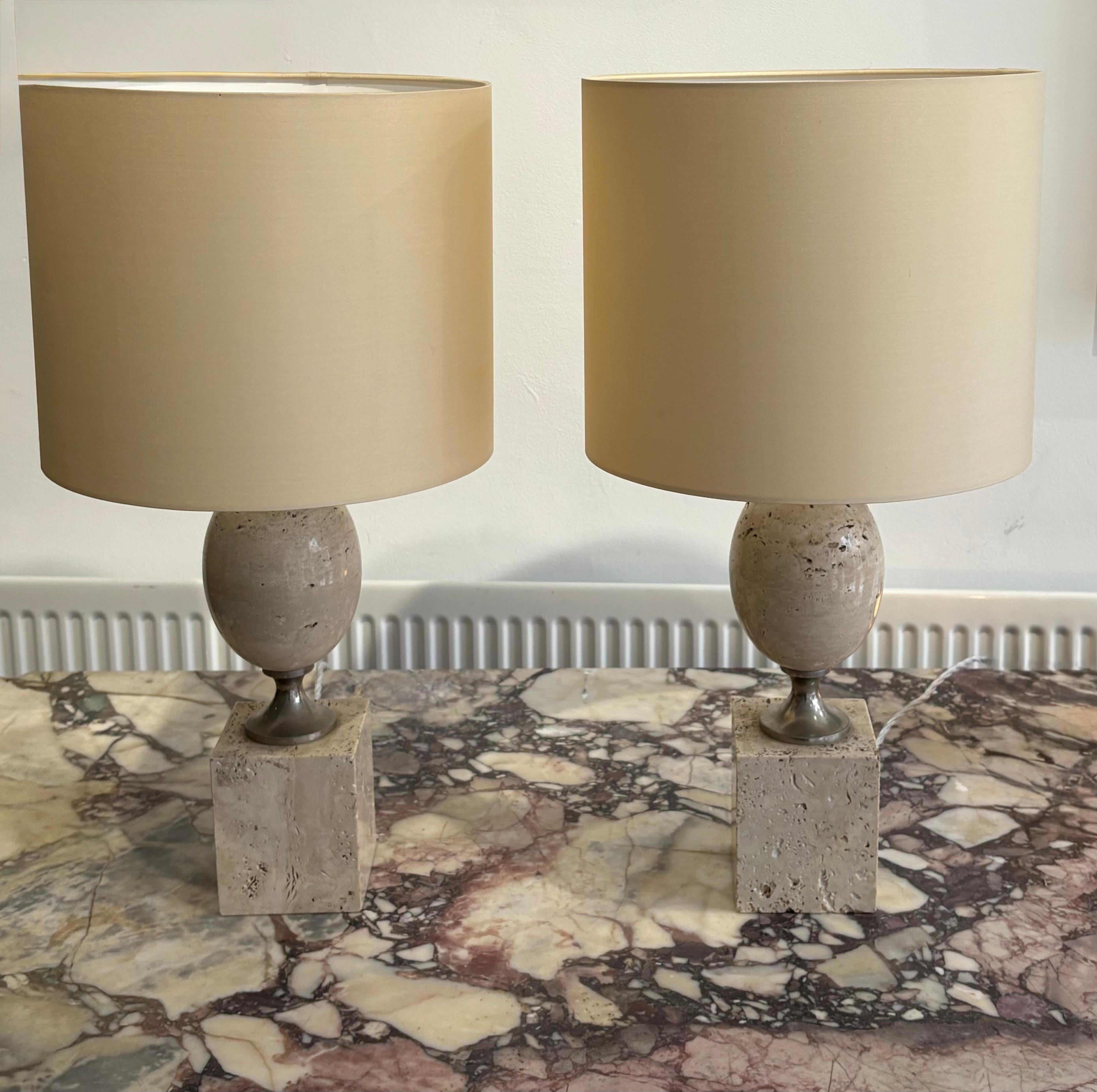 Français Paire de lampes de table en travertin conçue par Philippe Barbier pour Maison Barbier en vente