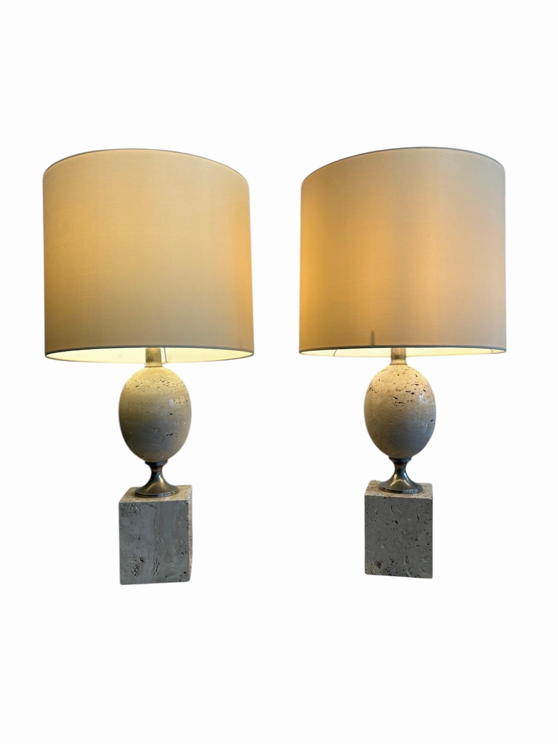 Sculpté Paire de lampes de table en travertin conçue par Philippe Barbier pour Maison Barbier en vente