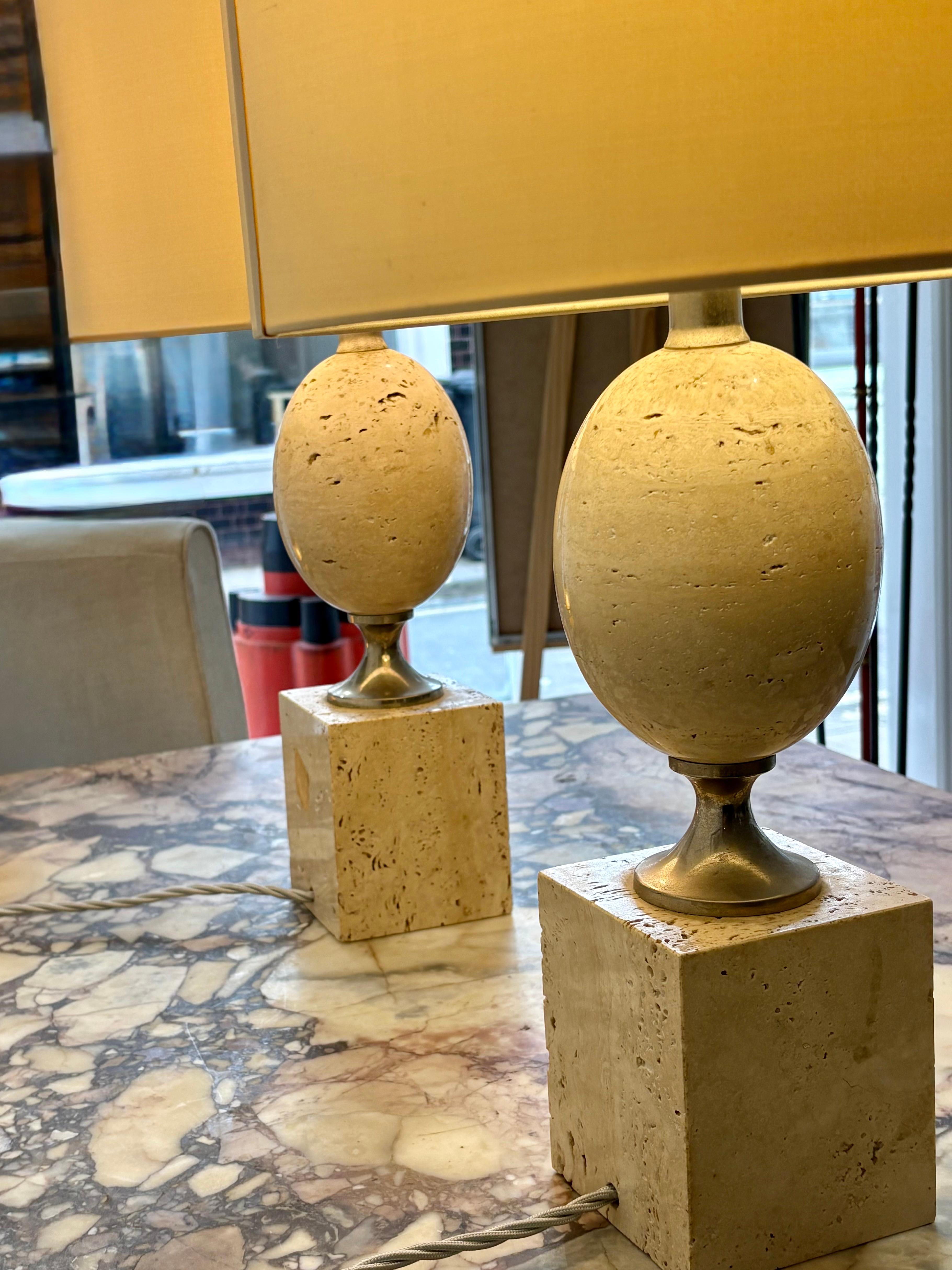 Fin du 20e siècle Paire de lampes de table en travertin conçue par Philippe Barbier pour Maison Barbier en vente