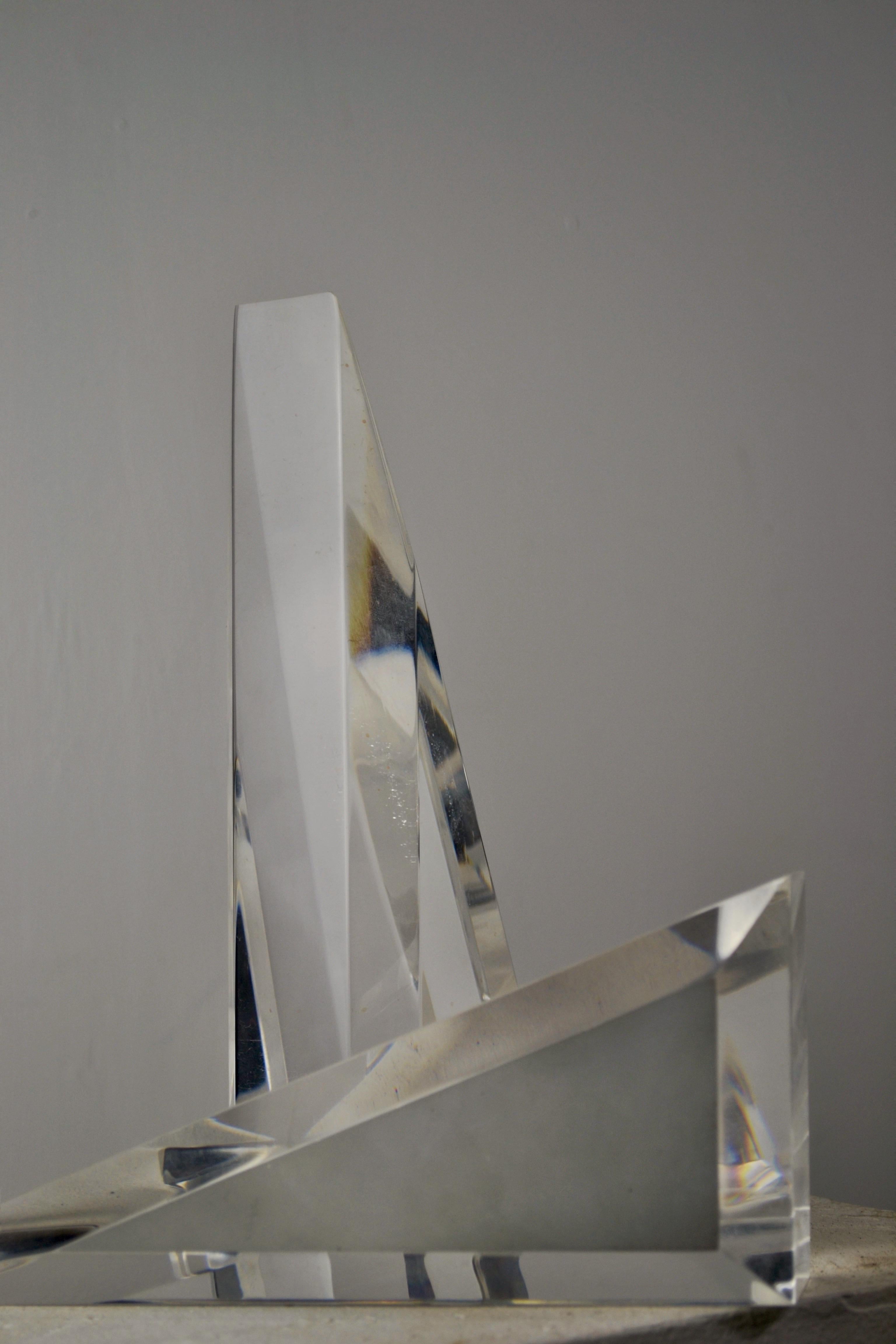 Una straordinaria coppia di fermalibri triangolari in lucite. Risalenti agli anni '70, questi pezzi unici si distinguono per l'eccezionale artigianalità e la bellezza naturale della lucite, con ogni bordo smussato a 45 gradi per una finitura