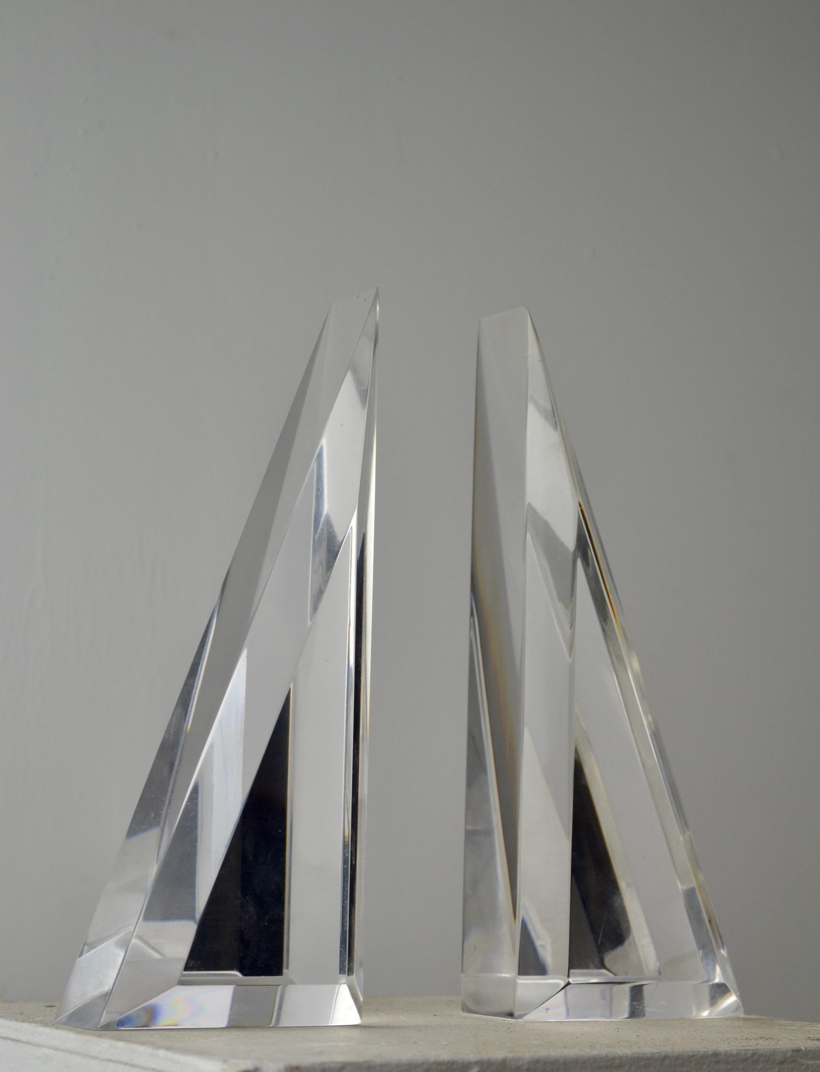 Space Age Coppia di fermalibri triangolari in lucite - Francia - Anni '70 in vendita