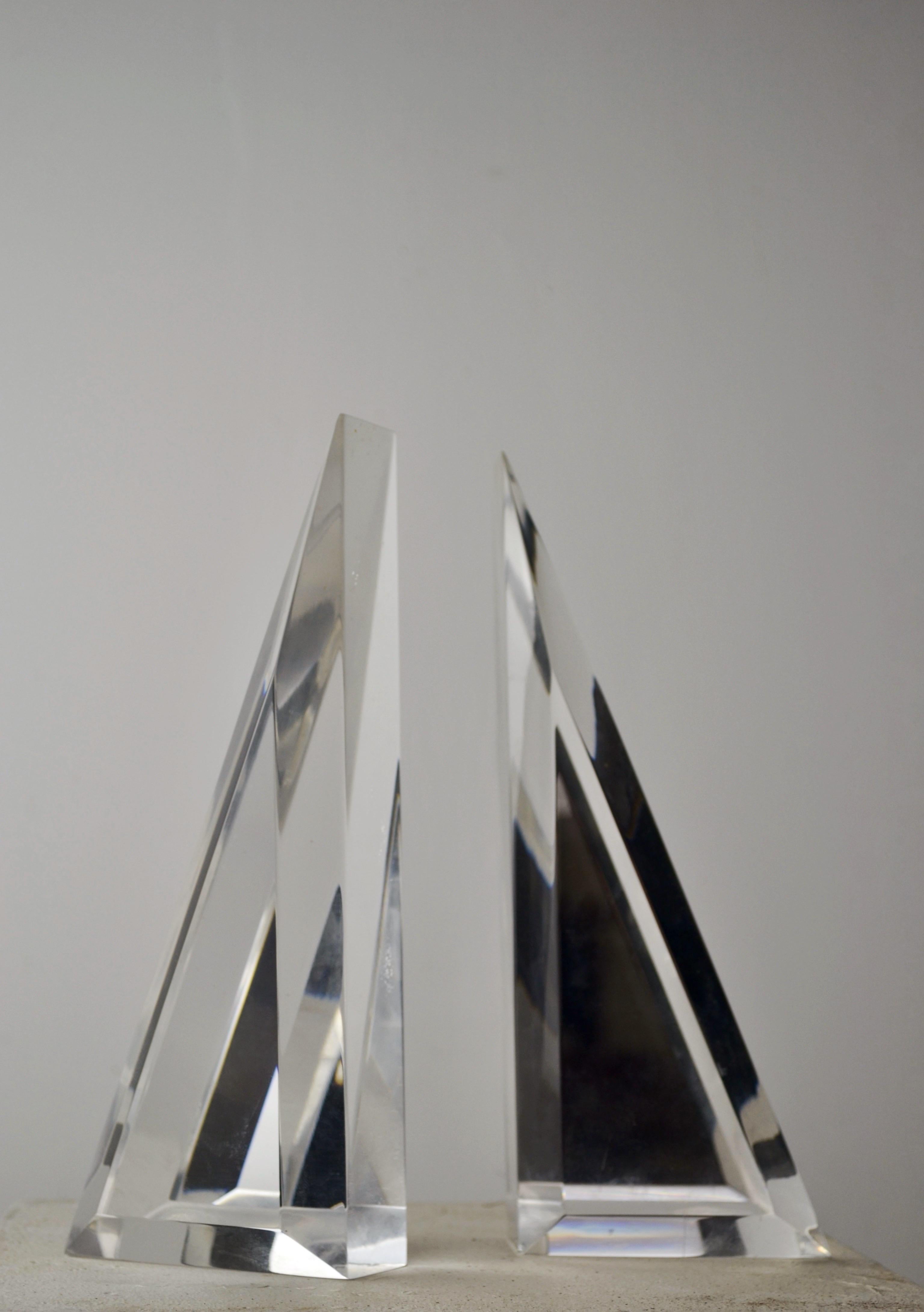 Francese Coppia di fermalibri triangolari in lucite - Francia - Anni '70 in vendita