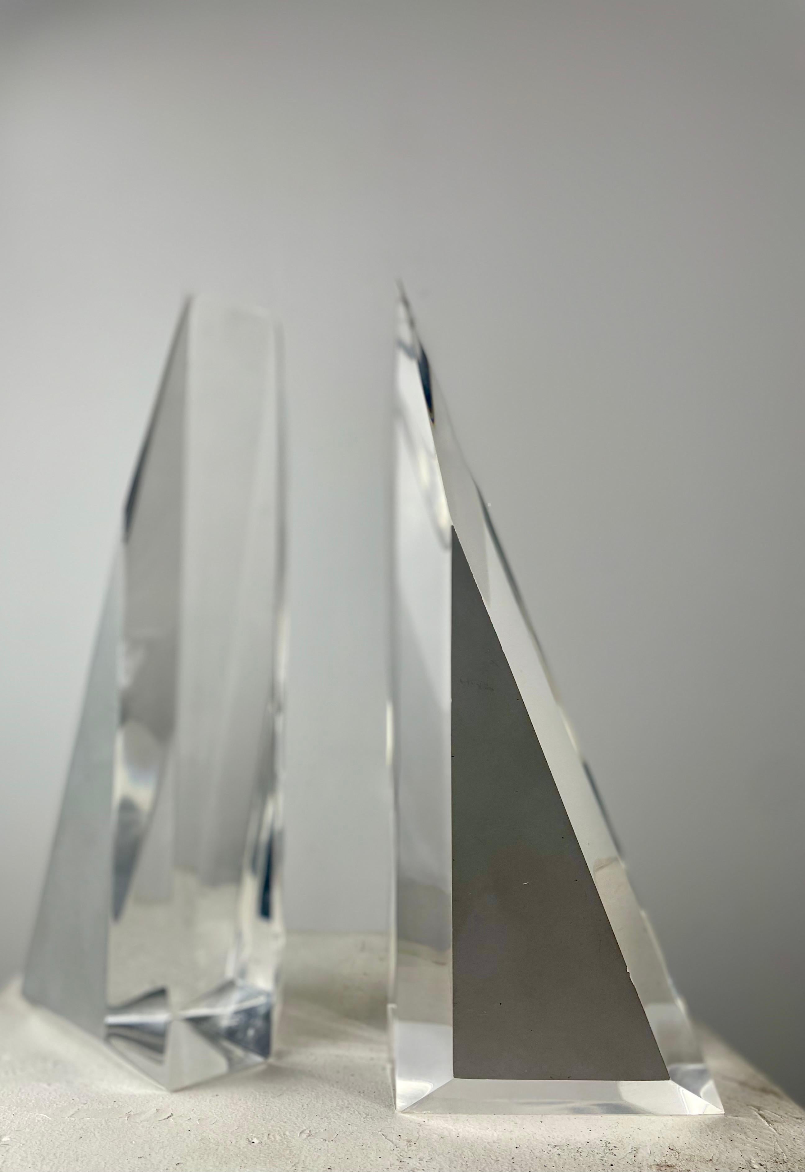 Coppia di fermalibri triangolari in lucite - Francia - Anni '70 In condizioni buone in vendita a SOTTEVILLE-LÈS-ROUEN, FR