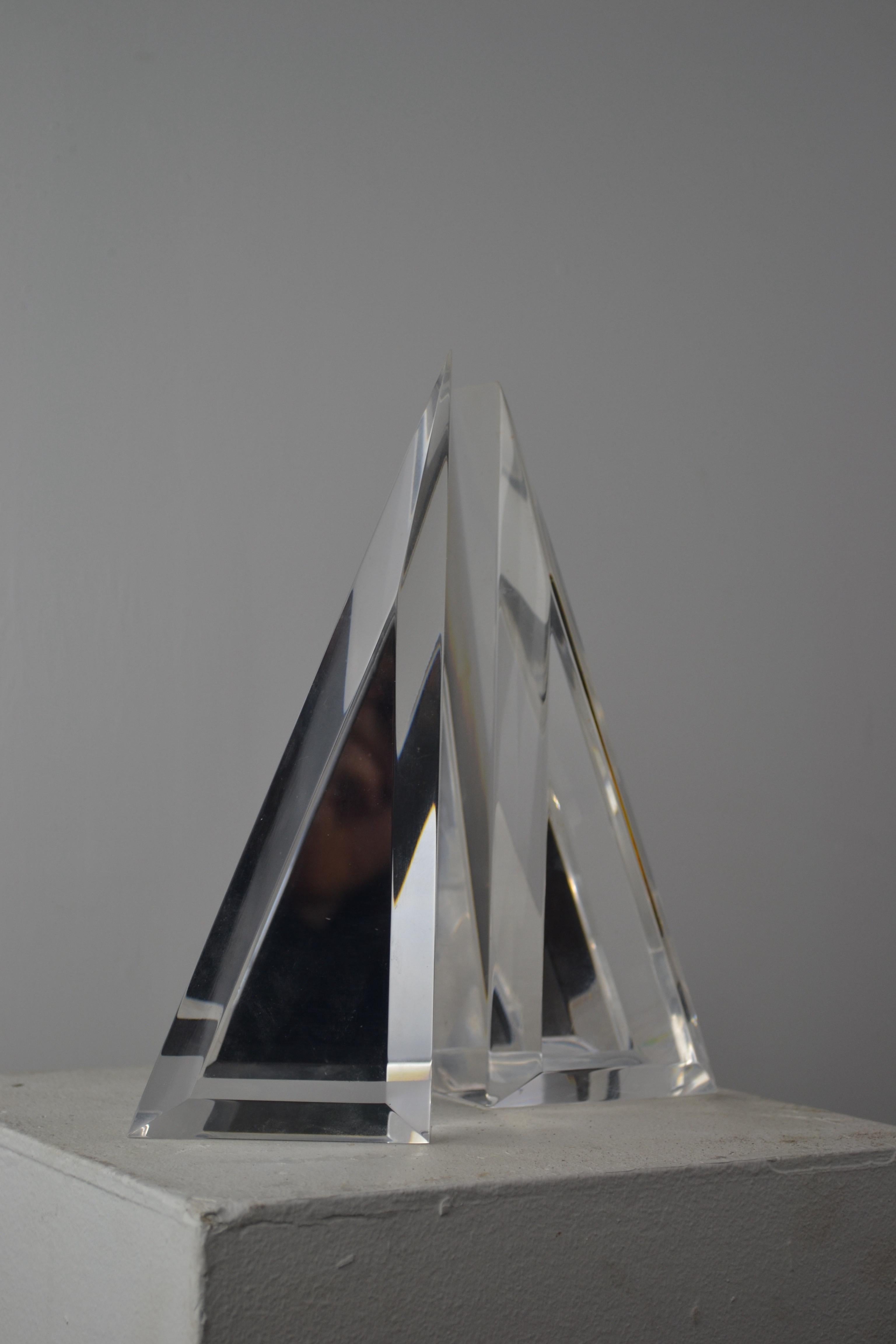 Fine XX secolo Coppia di fermalibri triangolari in lucite - Francia - Anni '70 in vendita