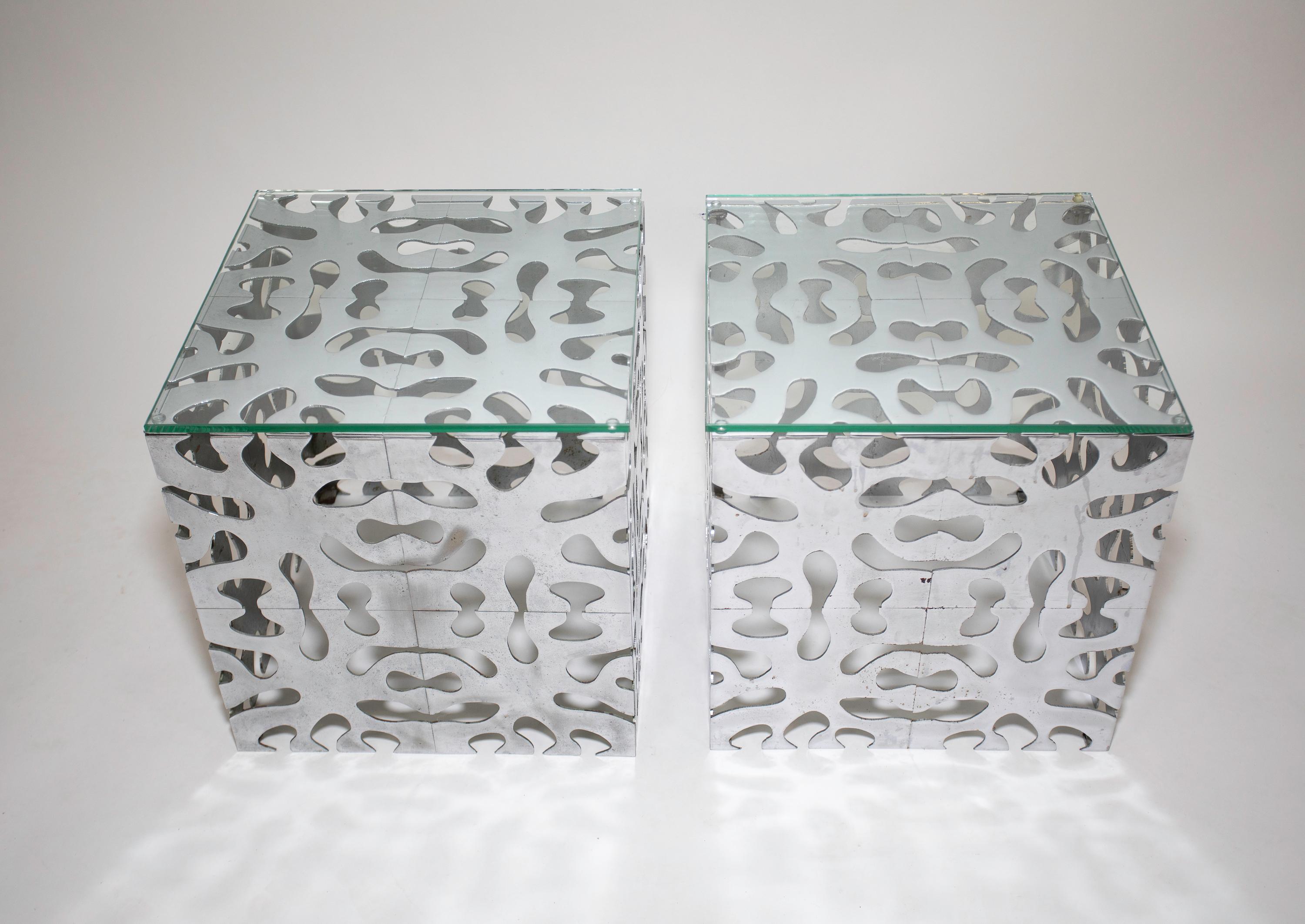 Une paire de tables de casse-tête Trimark
Tables en métal chromé avec plateaux en verre