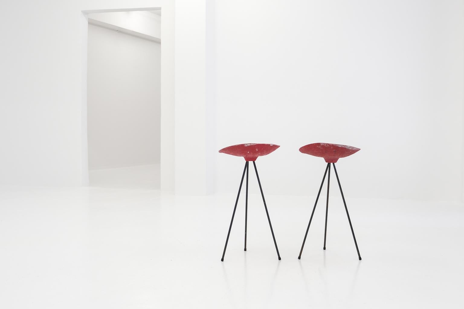 A Pair of tripod stool by Jean Raymond Picard/Jean-René Picard for S.E.T.A. In Good Condition For Sale In Frankfurt am Main, DE