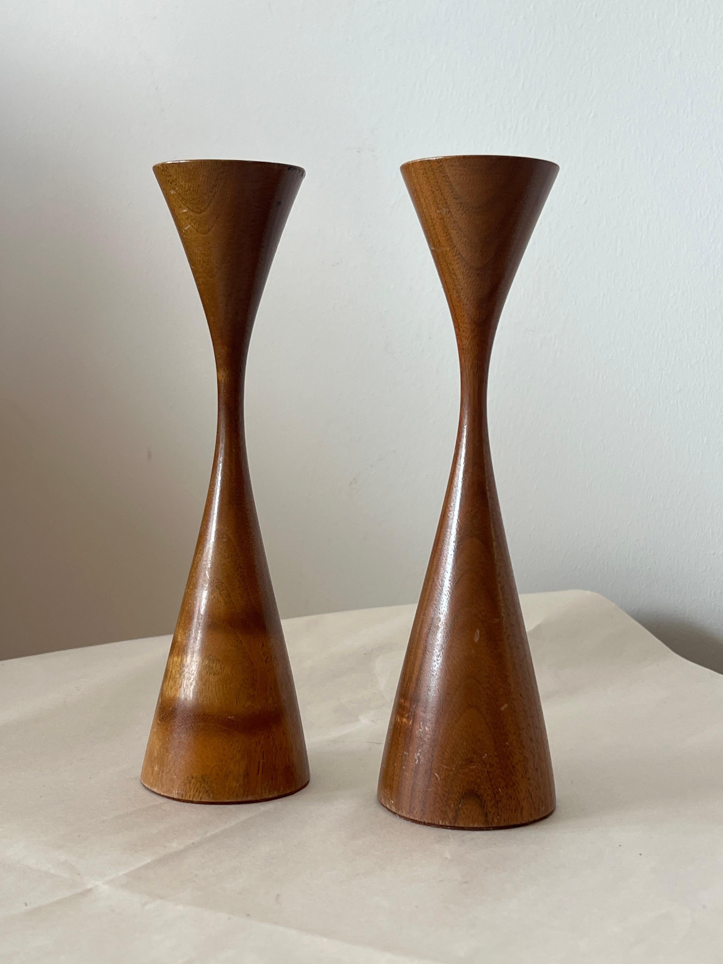 A Pair of Turned Walnut Candlesticks by Rude Osolnik 1970's In Good Condition For Sale In St.Petersburg, FL