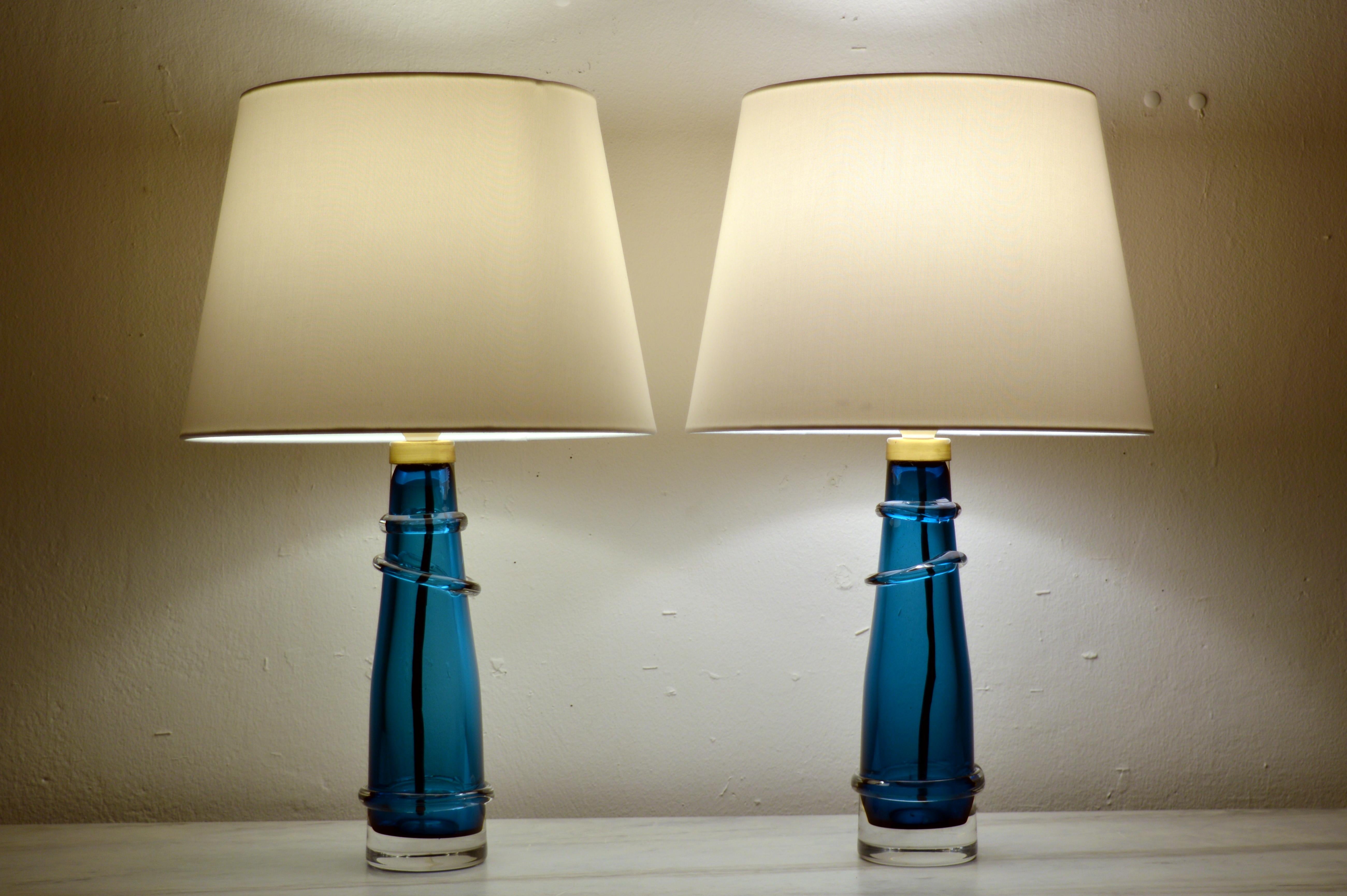 Paire de magnifiques lampes de table en verre turquoise avec colliers en laiton par  designer Carl Fagerlund pour Orrefors, Suède. Ces lampes du modèle RD1304 sont en excellent état, sans éclats ni autres défauts. Signé 