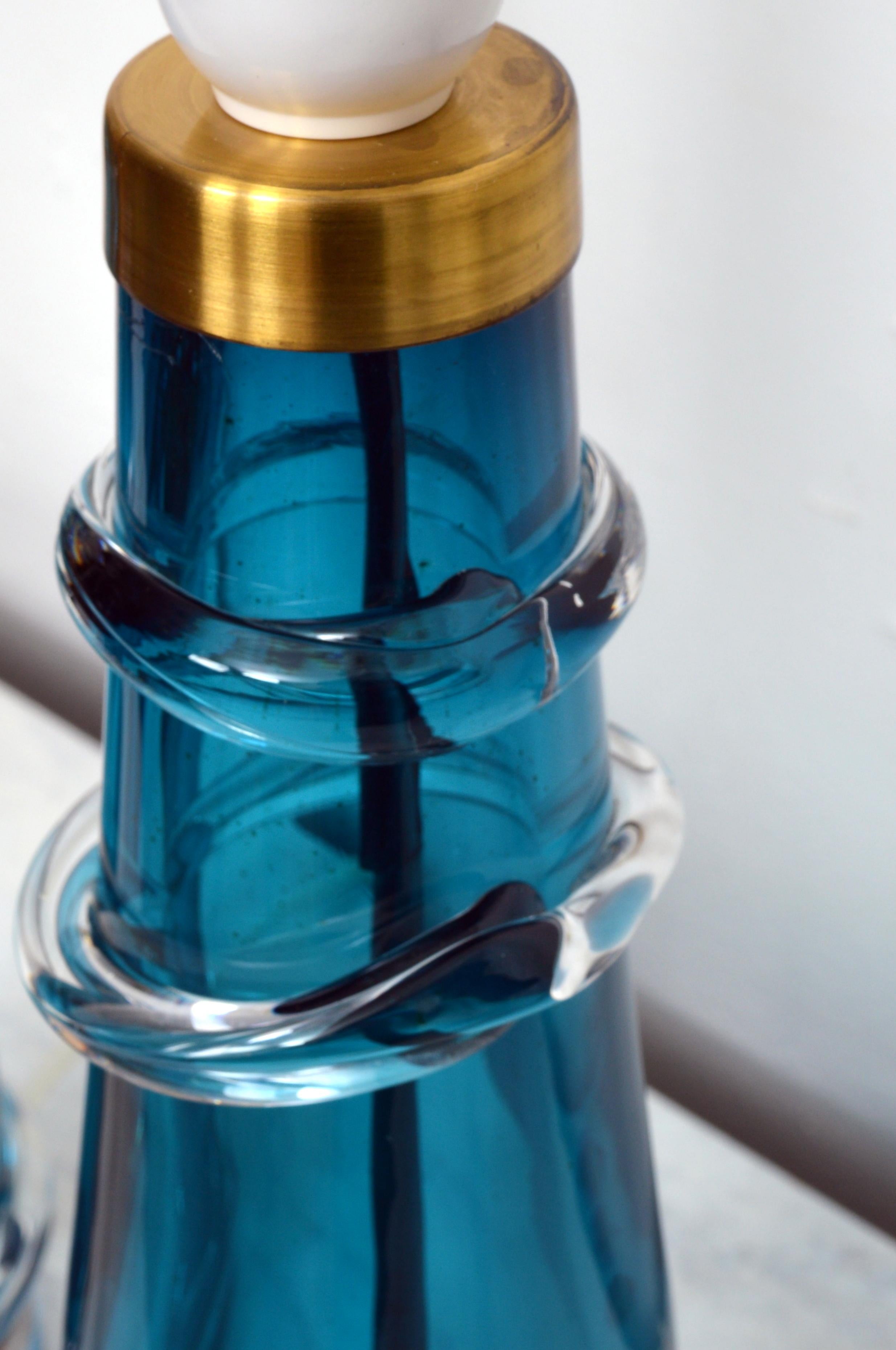 Laiton Paire de lampes de bureau en verre turquoise de Carl Fagerlund pour Orrefors, Suède en vente