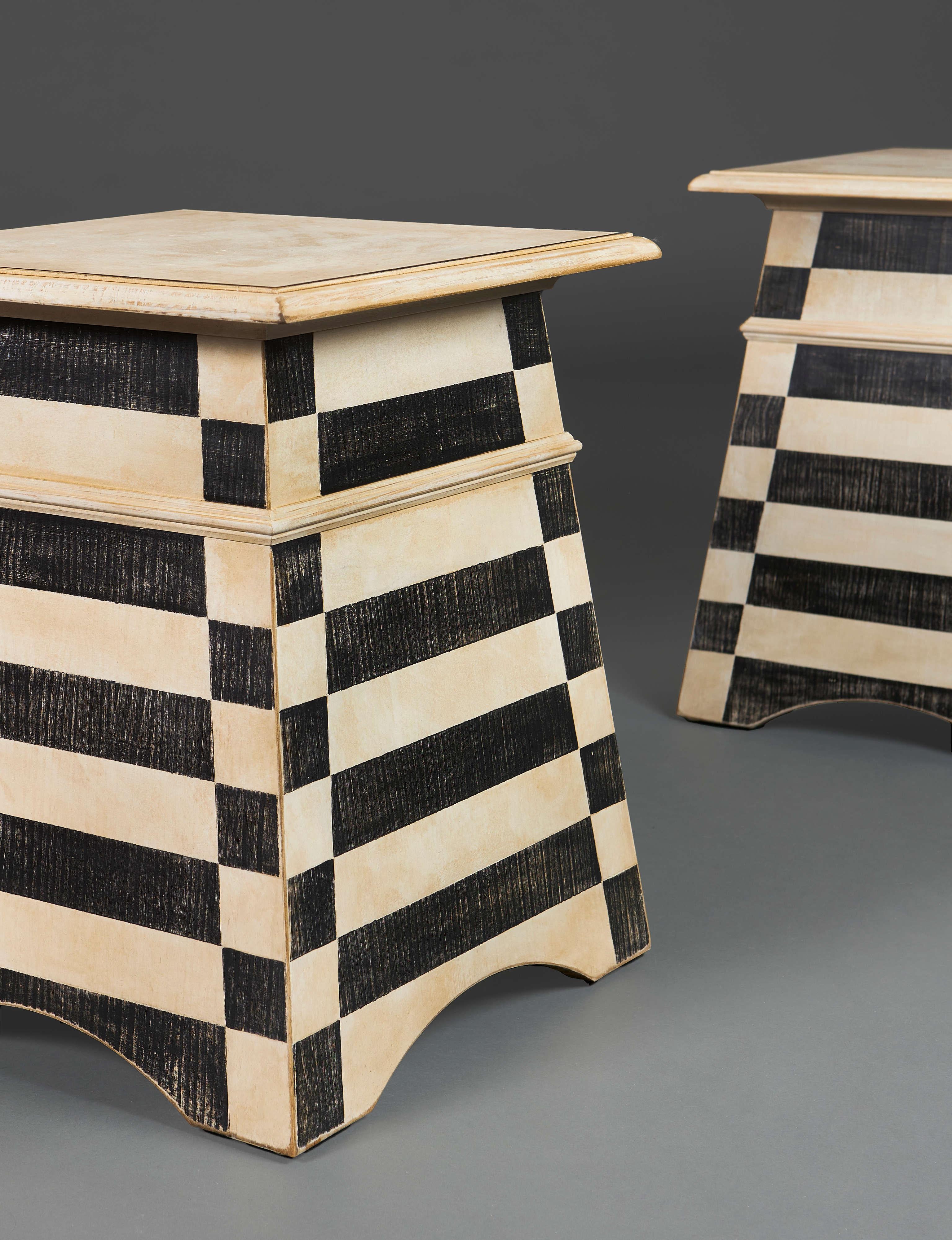 Paire de tables d'appoint de style Whiting peintes en noir et blanc Neuf - En vente à London, GB