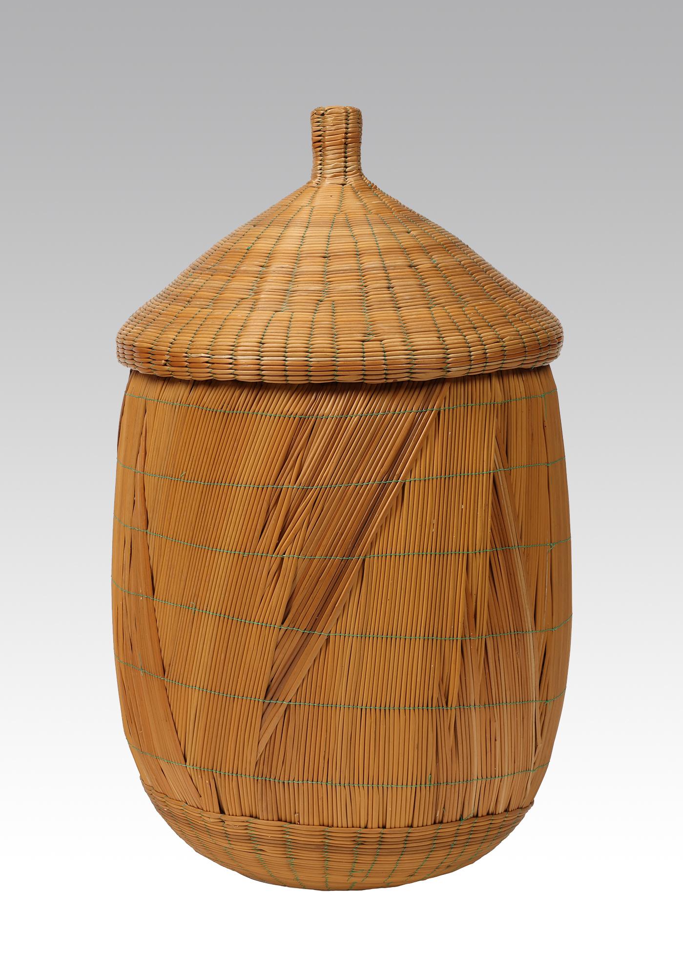 Un par de cestas Inkangara Prestige 
Ruanda o Burundi, pueblos tutsi y hutu
Siglo XX (años 60/70)
Izquierda   H 13 pulgadas (33 cm);          D  7  ins (17,5 cm)
Derecha  H 13,5 ins (34,5 cm);  D  18,5 cm (7,5 pulgadas)

Observa el parecido con el