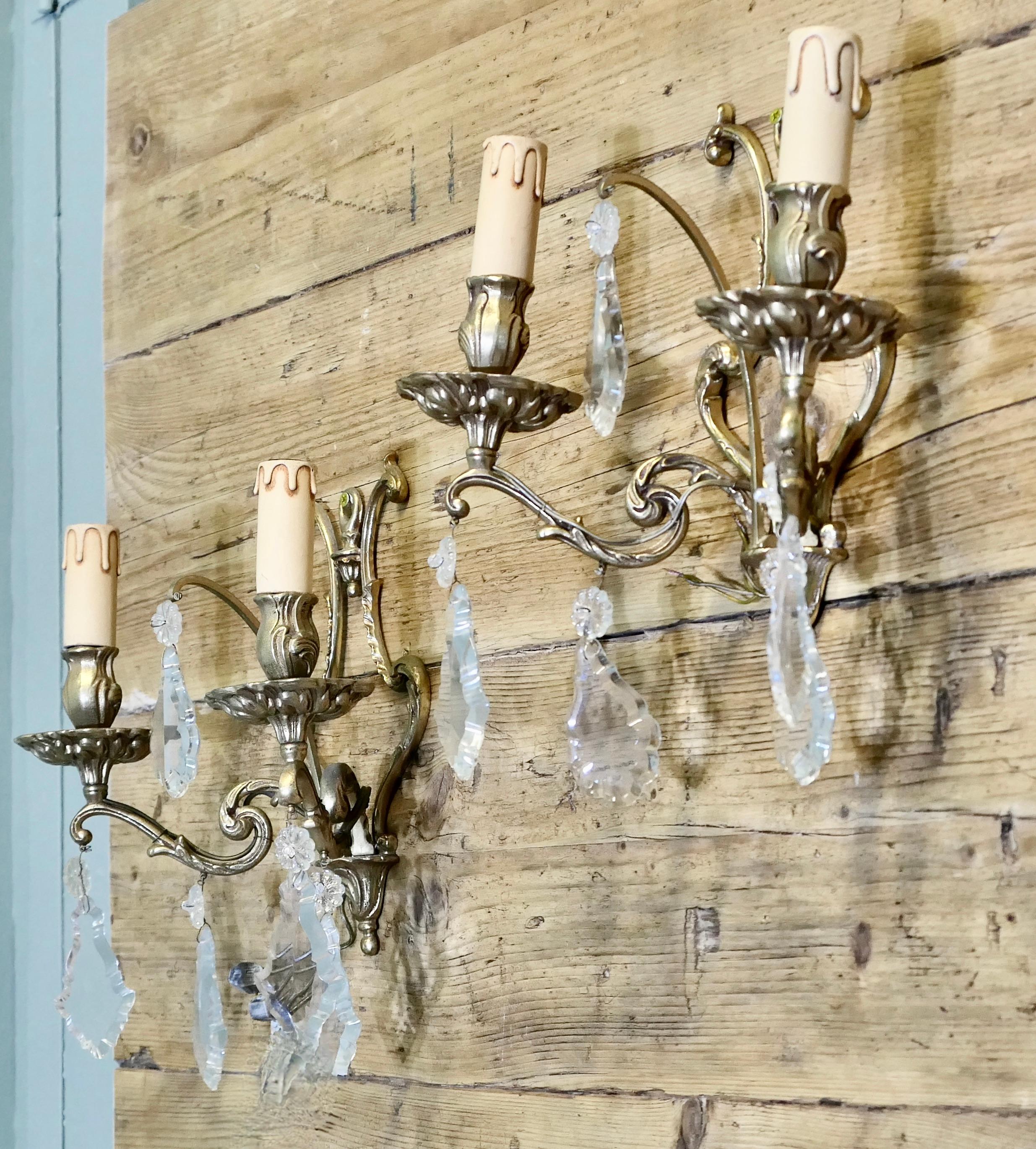 Una coppia di  Lampadari a parete gemelli, applique gemelle

Queste lampade da parete sono molto belle; le applique in ottone fuso sono appese con  ciondoli dal taglio brillante che brillano quando vengono elettrificati. 
Le luci funzionano e devono