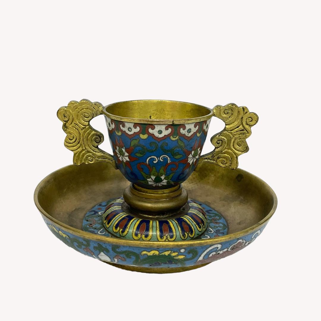 Colorful lotus patterns are expressed with the wire cloisonné.
Small and lovely ears with cloud patterns on both sides.
This pair of cups are coming with original box.

Conditions: Good
Dimentions:
(Overall dish?) D13cm H9cm = Din Hin
(Dish)
