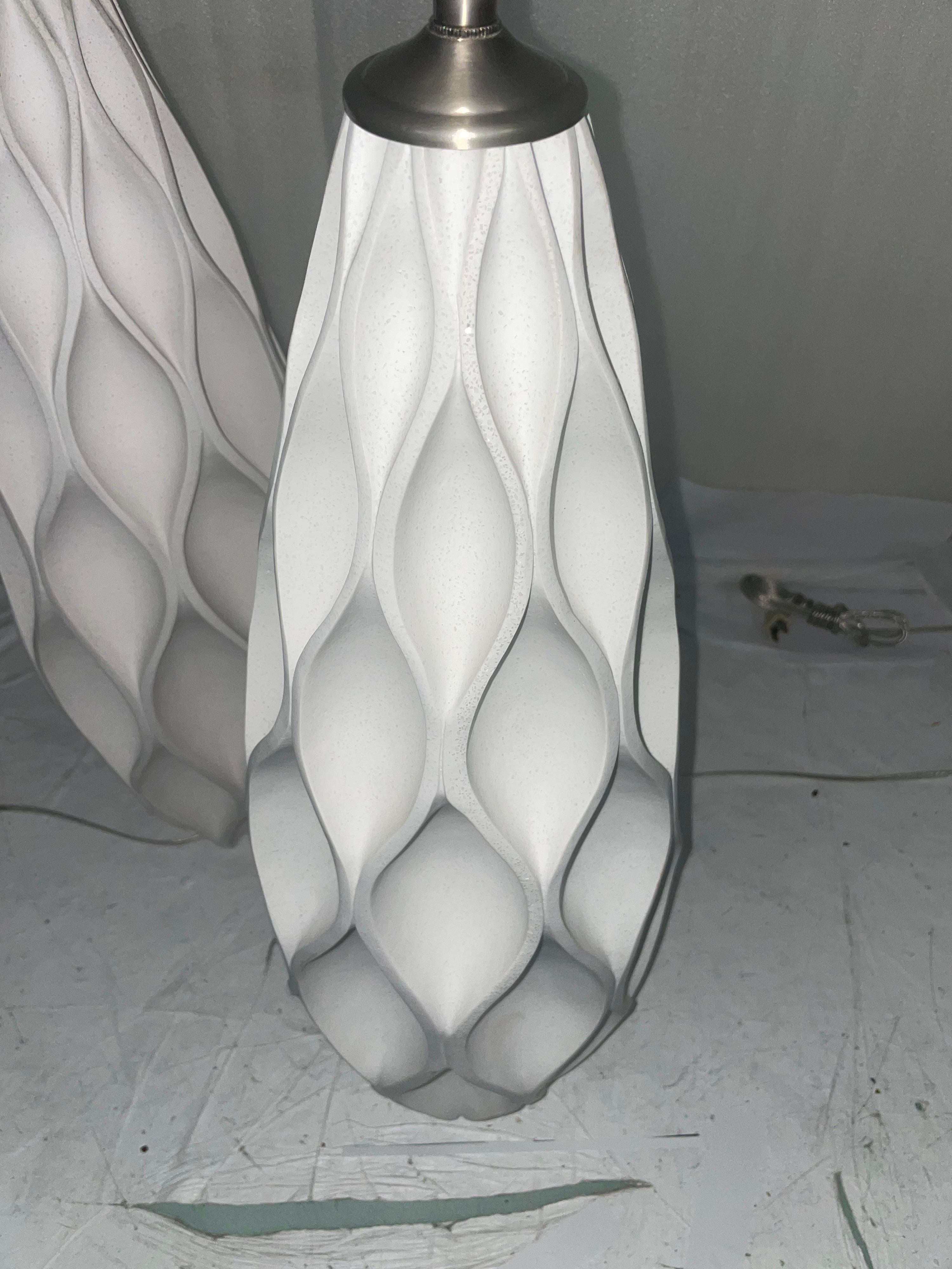 Bois cintré Paire de corps uniques en forme de vagues stylisées organiques françaises avec utilisation de lampes en vente