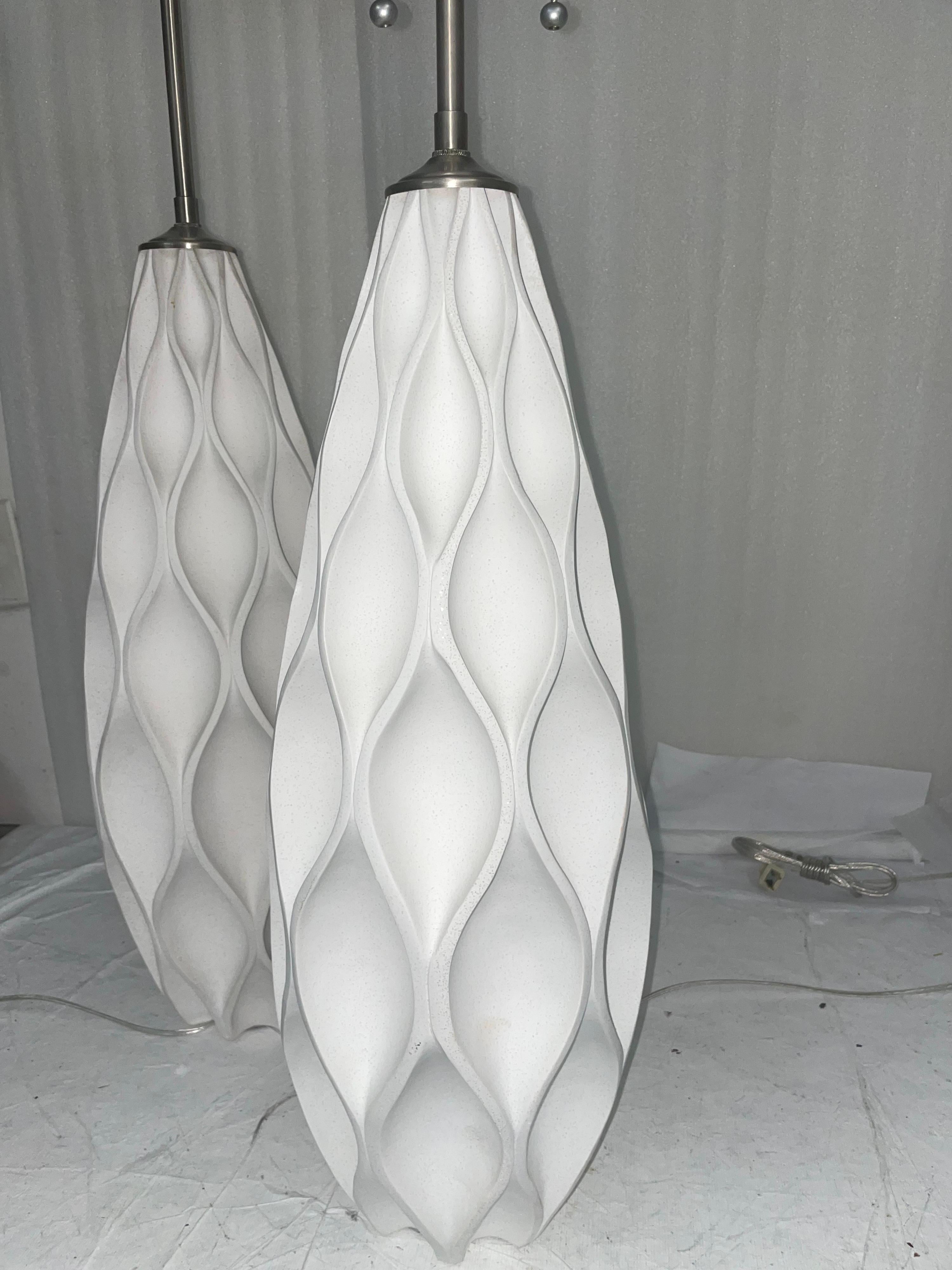 Paire de corps uniques en forme de vagues stylisées organiques françaises avec utilisation de lampes en vente 2