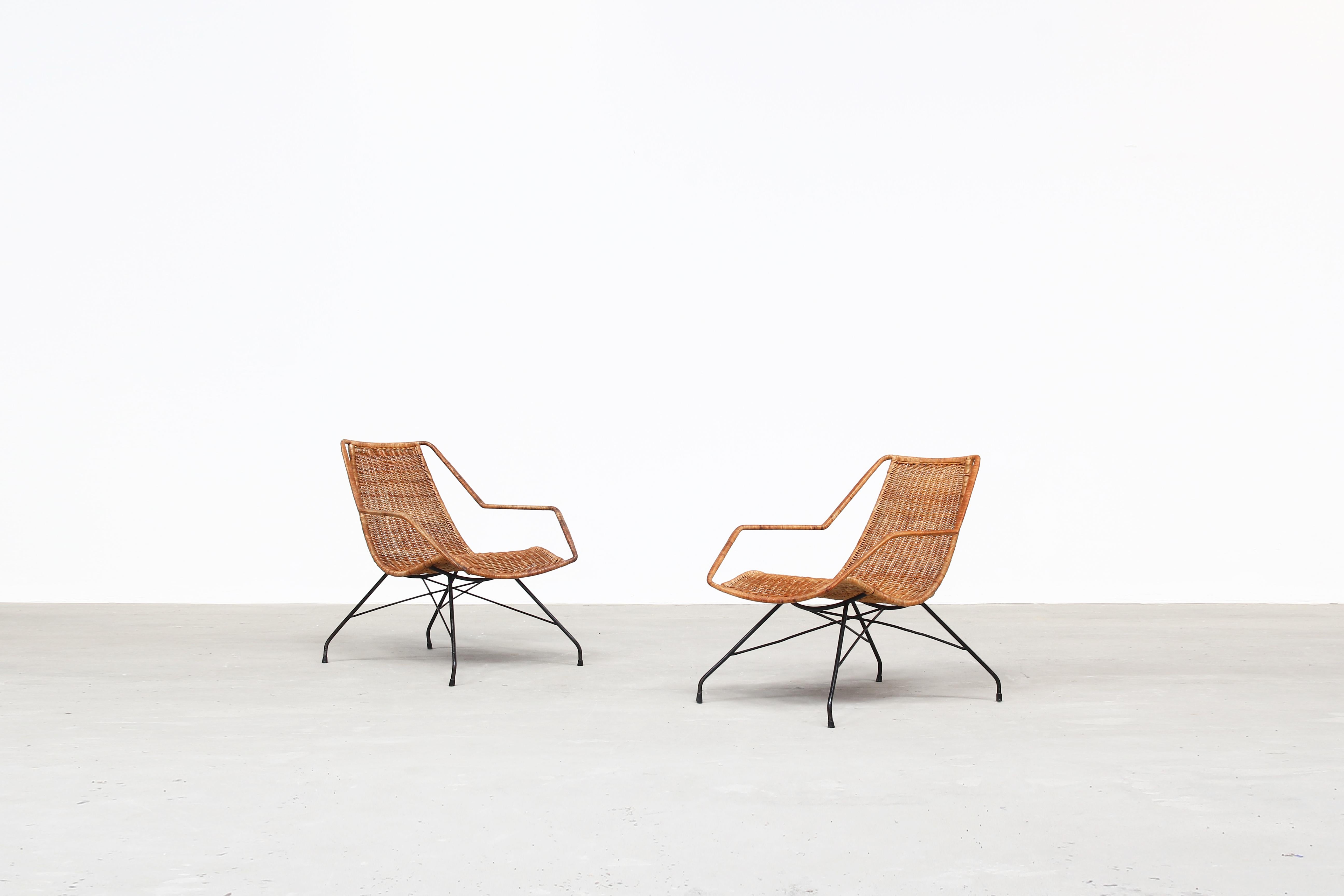 A beautiful pair of unique lounge chairs by Carlo Hauner & Martin Eisler manufactured in Brasil.
Both chairs come with a light metal frame and a rattan mesh in a very good condition. Ready for usage.

 