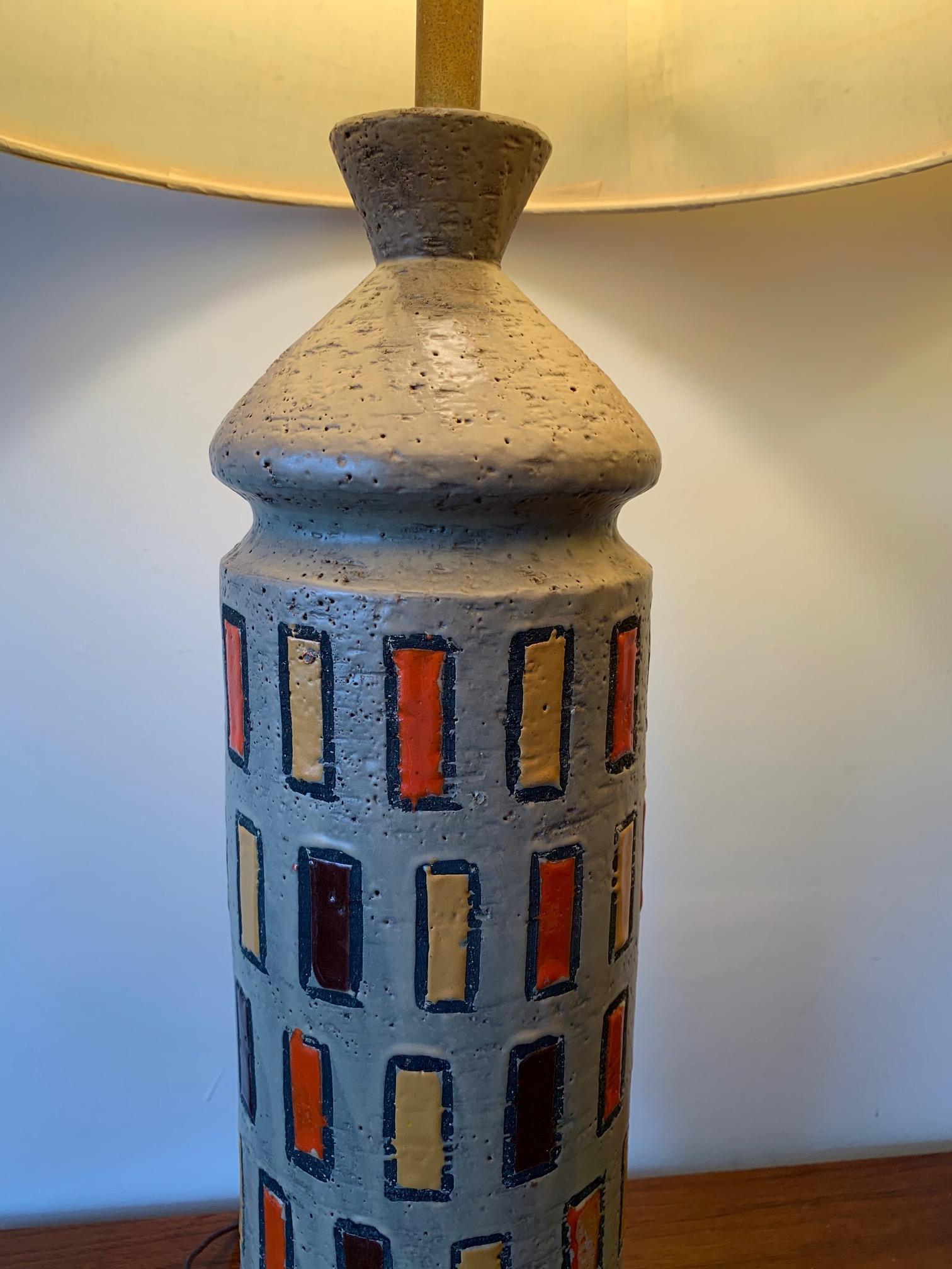 Une paire de lampes inhabituelles en céramique par Bitossi, Italie, vers les années 1960. Décoration fantaisiste, typique de la période, avec des rectangles audacieux de couleur jaune, orange et marron.