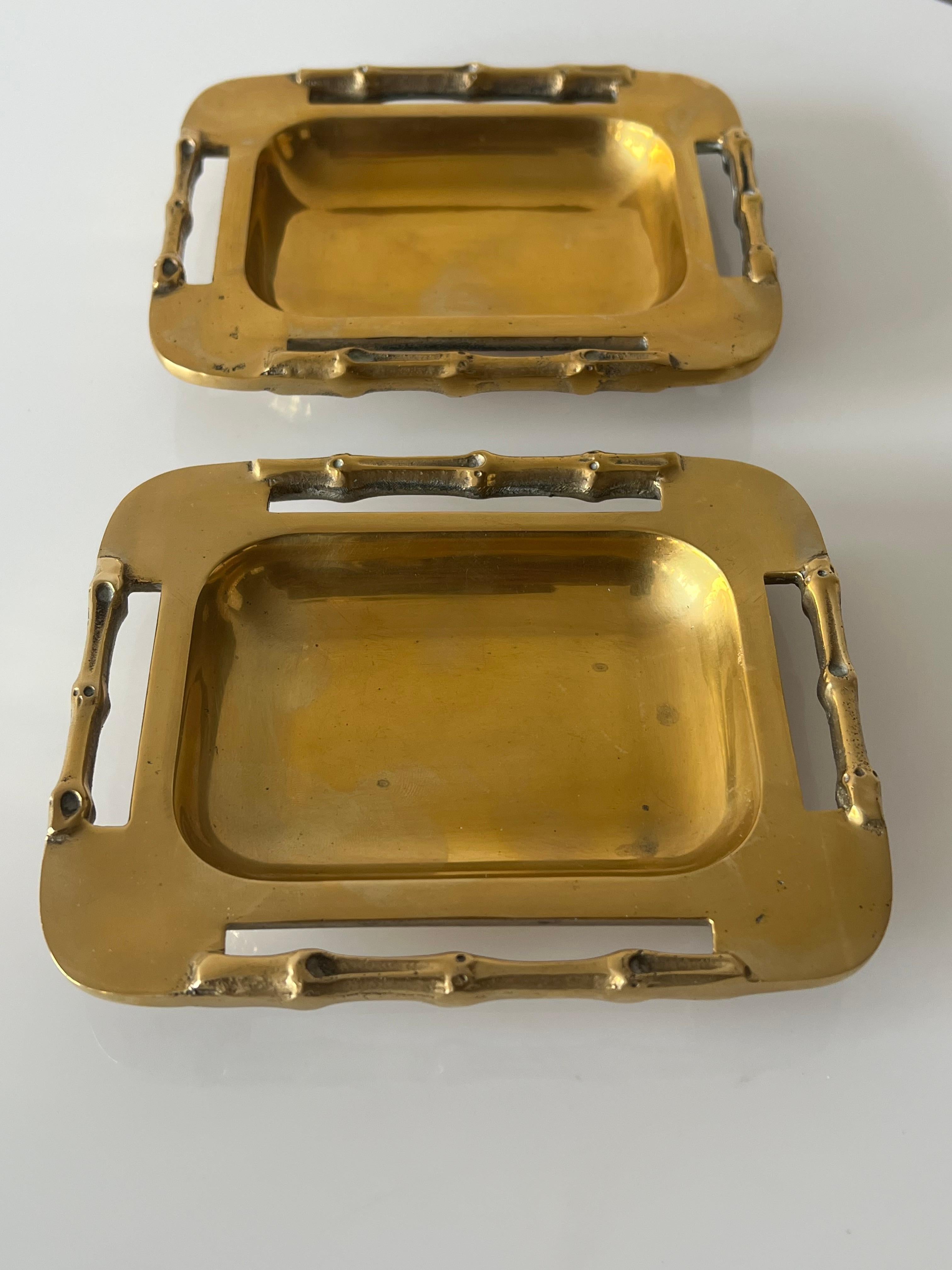 Paire de cendriers ou bonbonnières en laiton vers les années 1970 en vente 2