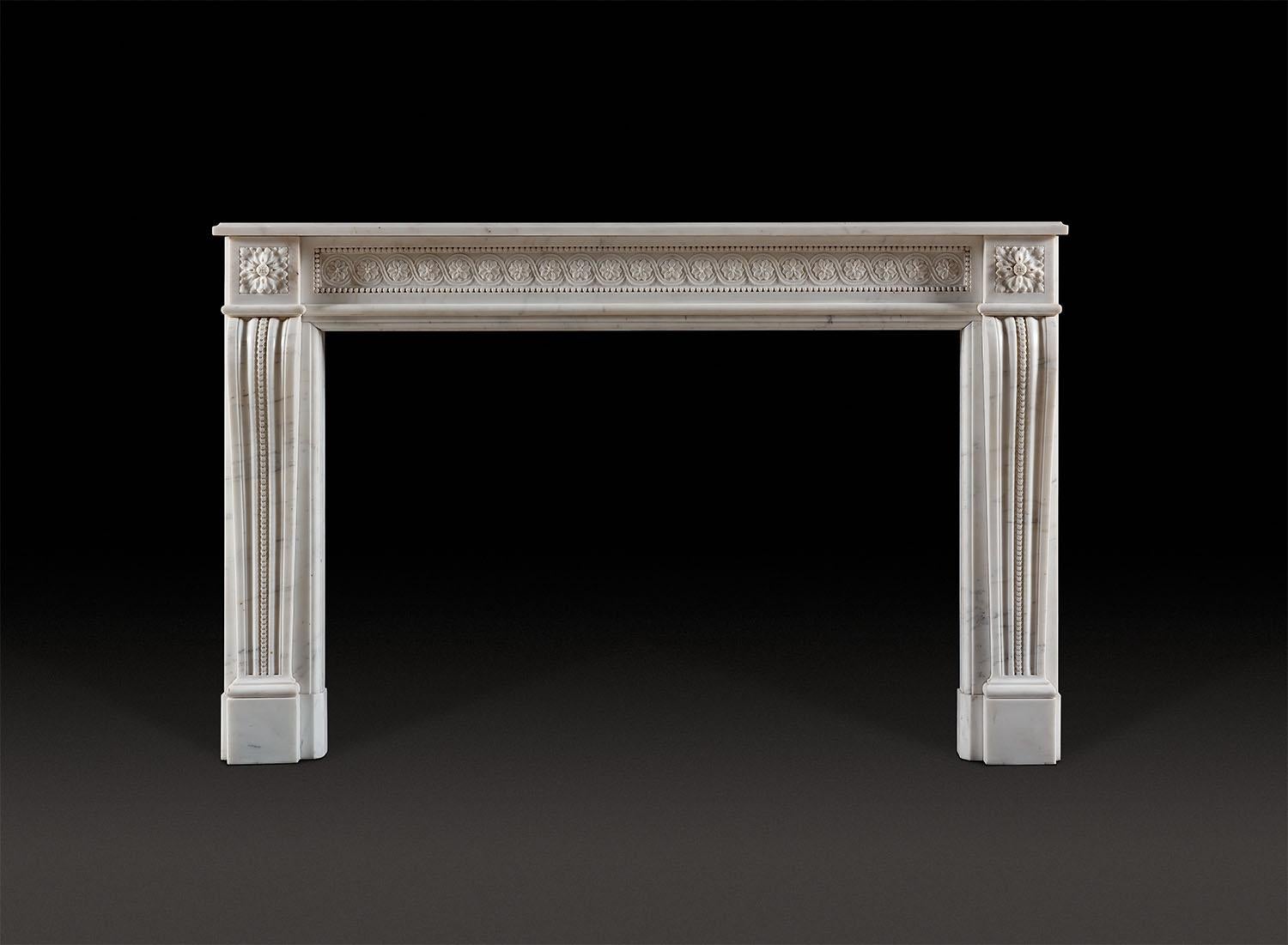 Paire de cheminées en marbre statuaire pur de style Louis XVI, exceptionnellement grandes et impressionnantes

Hauteur 117 cm (46in) largeur 184 cm (72½in)
Hauteur intérieure 36⅝in (93cm) largeur 54½in (138.5cm)
D'un bloc-pied à l'autre 71¼in