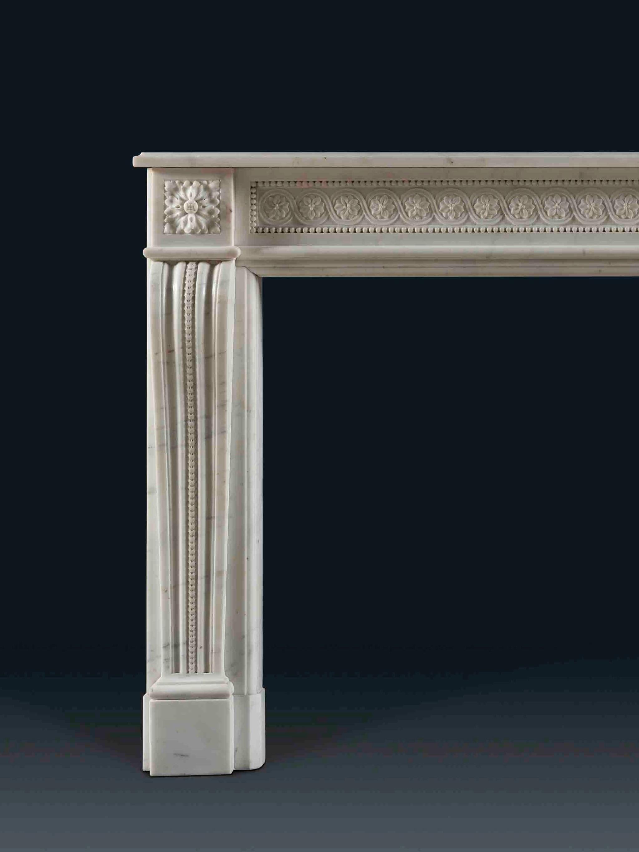 Sculpté Paire de très grandes cheminées Louis XVI en marbre statuaire pur en vente