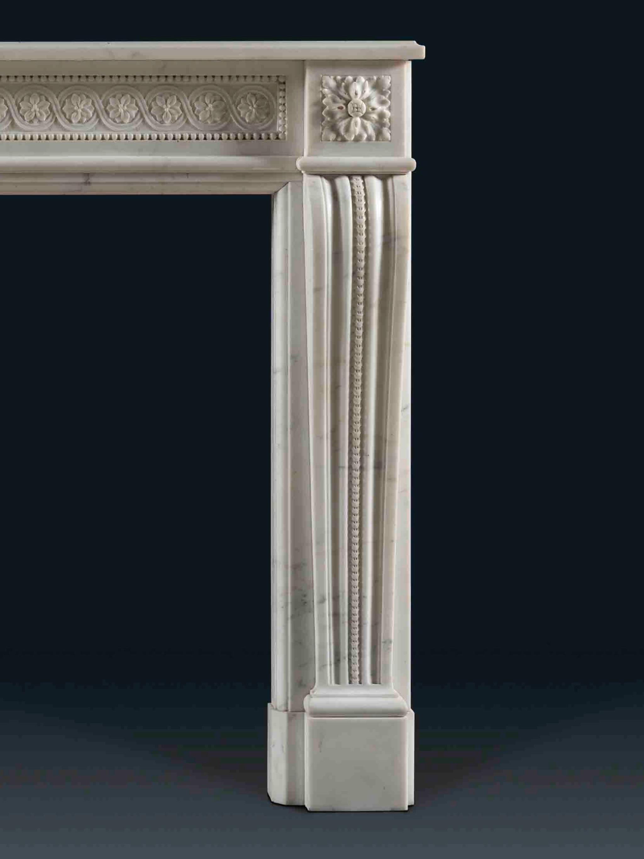 Paire de très grandes cheminées Louis XVI en marbre statuaire pur Bon état - En vente à London, GB