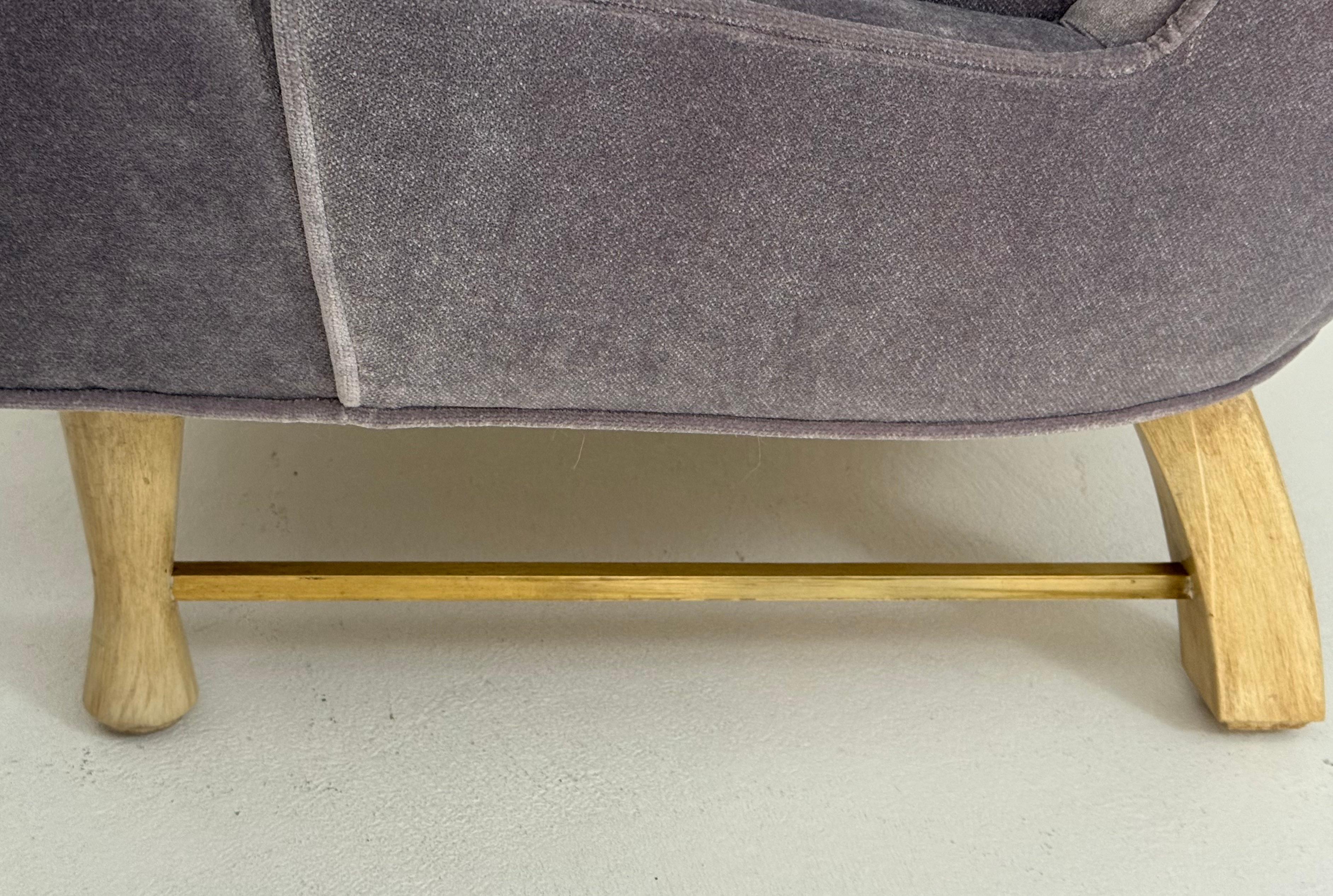 Paire de fauteuils club tapissés avec dossier cannelé et accents en laiton en vente 2