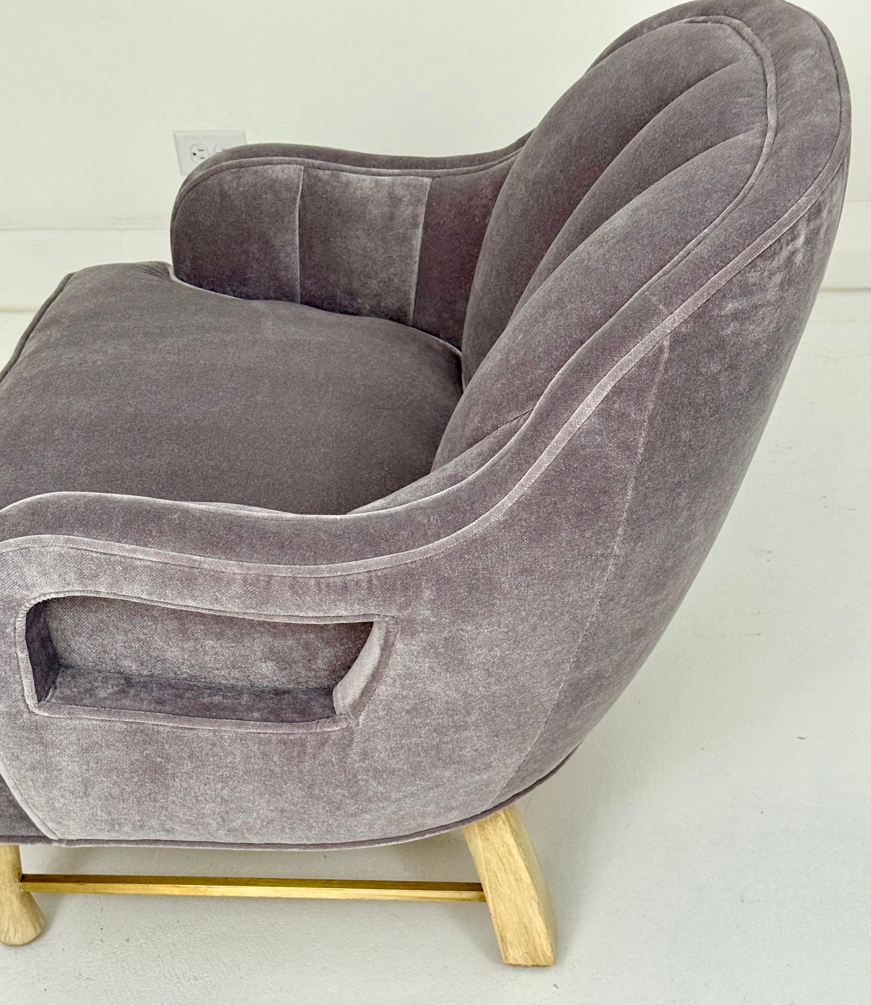 Paire de fauteuils club tapissés avec dossier cannelé et accents en laiton en vente 5