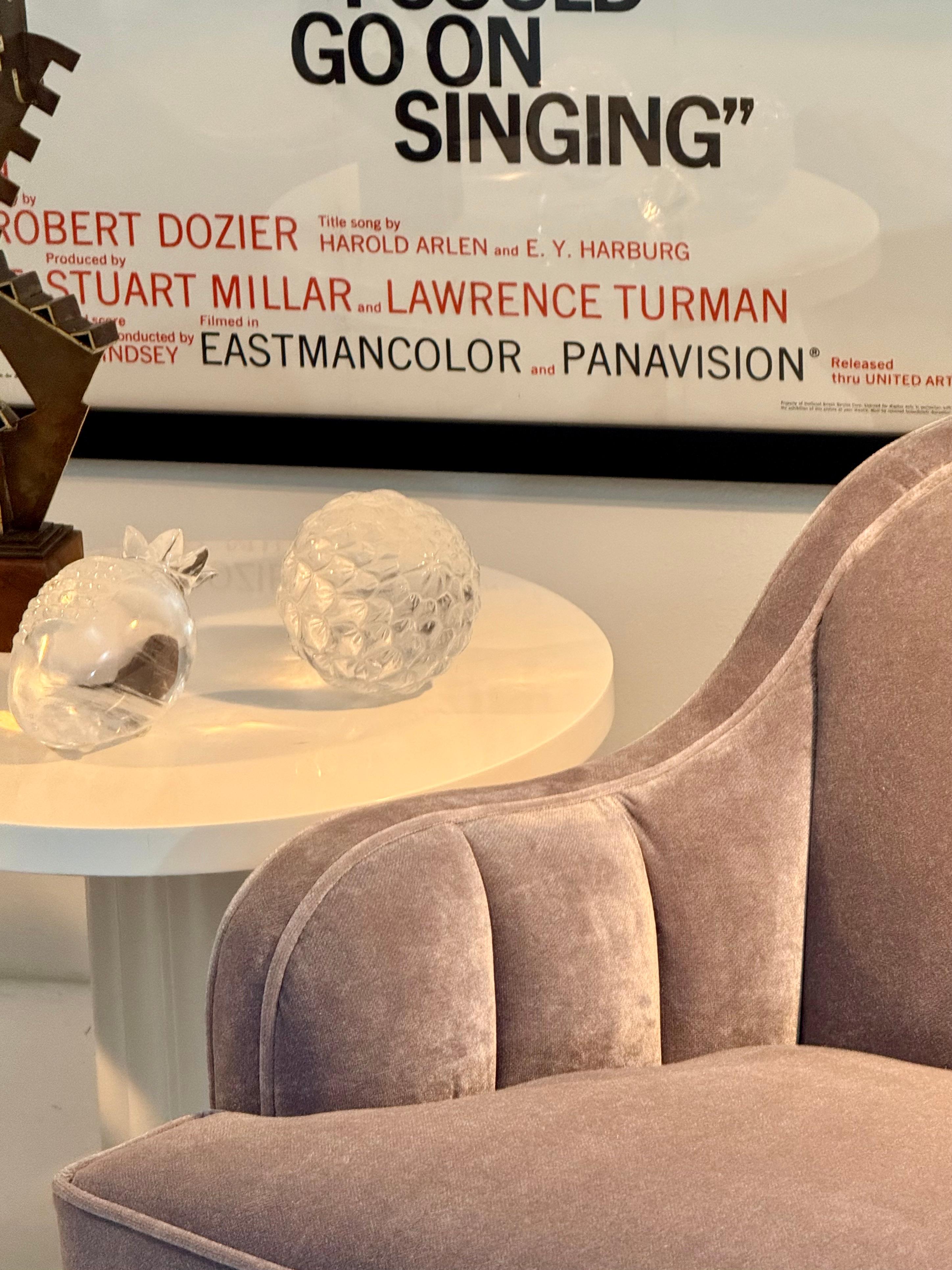 Paire de fauteuils club tapissés avec dossier cannelé et accents en laiton en vente 8