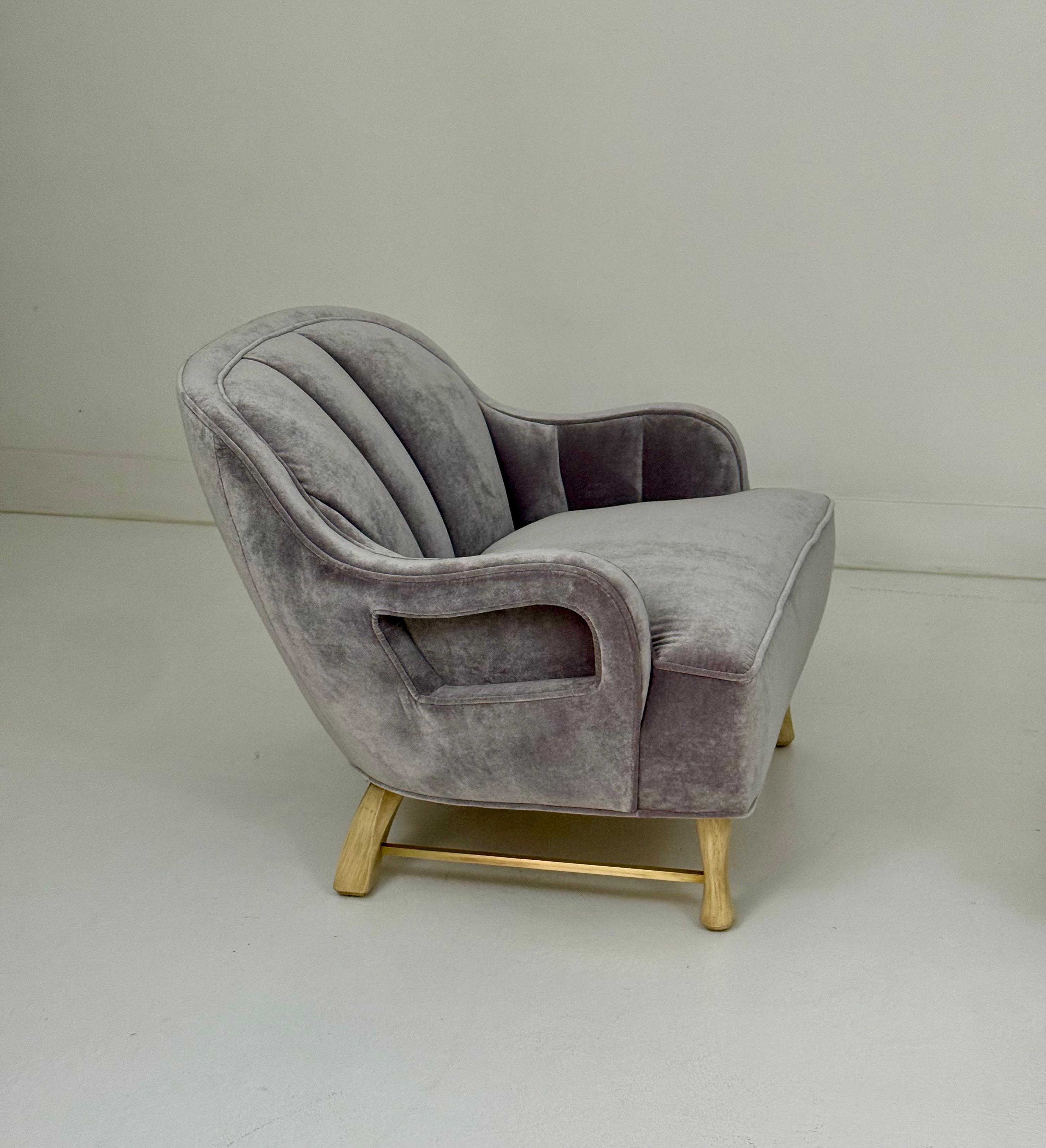 Paire de fauteuils club tapissés avec dossier cannelé et accents en laiton en vente 9