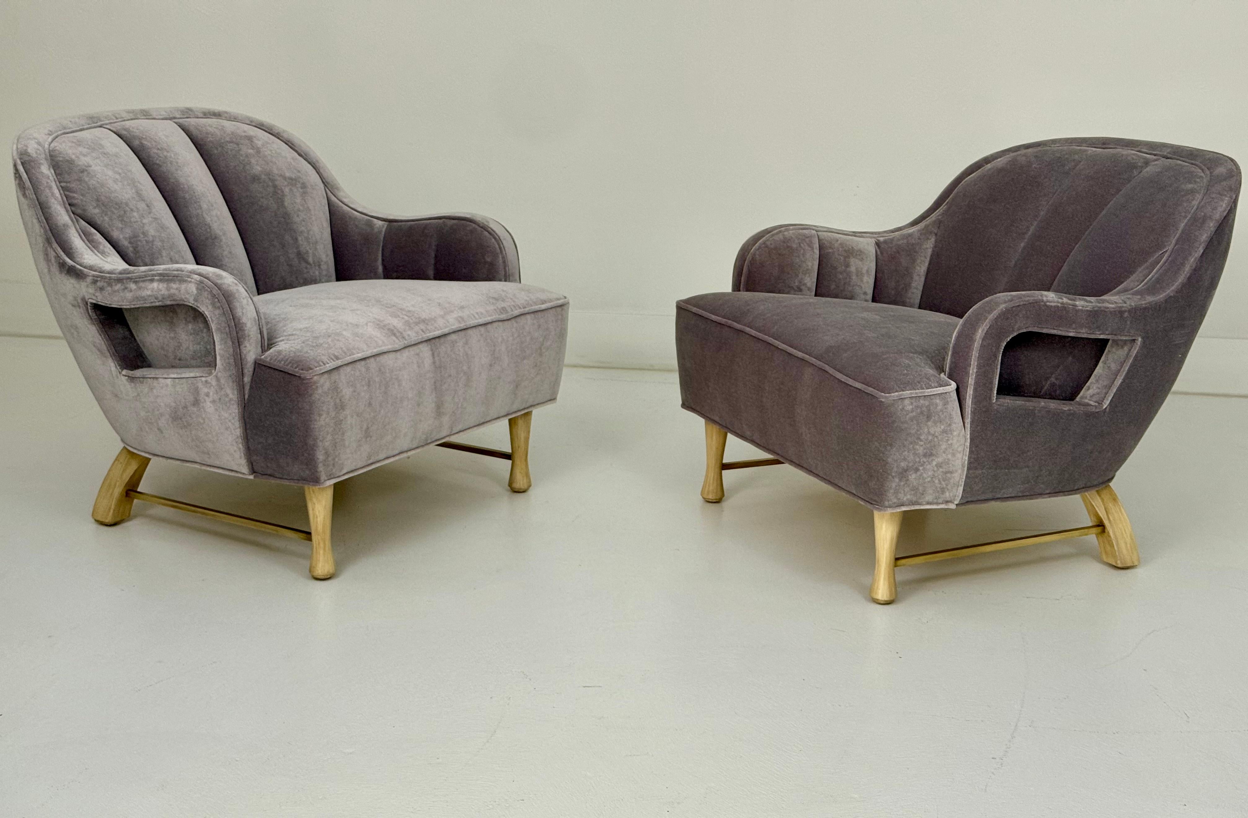 Une paire de chaises longues magnifiquement travaillées, datant des années 1960, probablement fabriquées sur mesure en Amérique. Nouvellement revêtues d'un riche mohair gris lavande, ces chaises respirent le luxe et la sophistication. Le design se