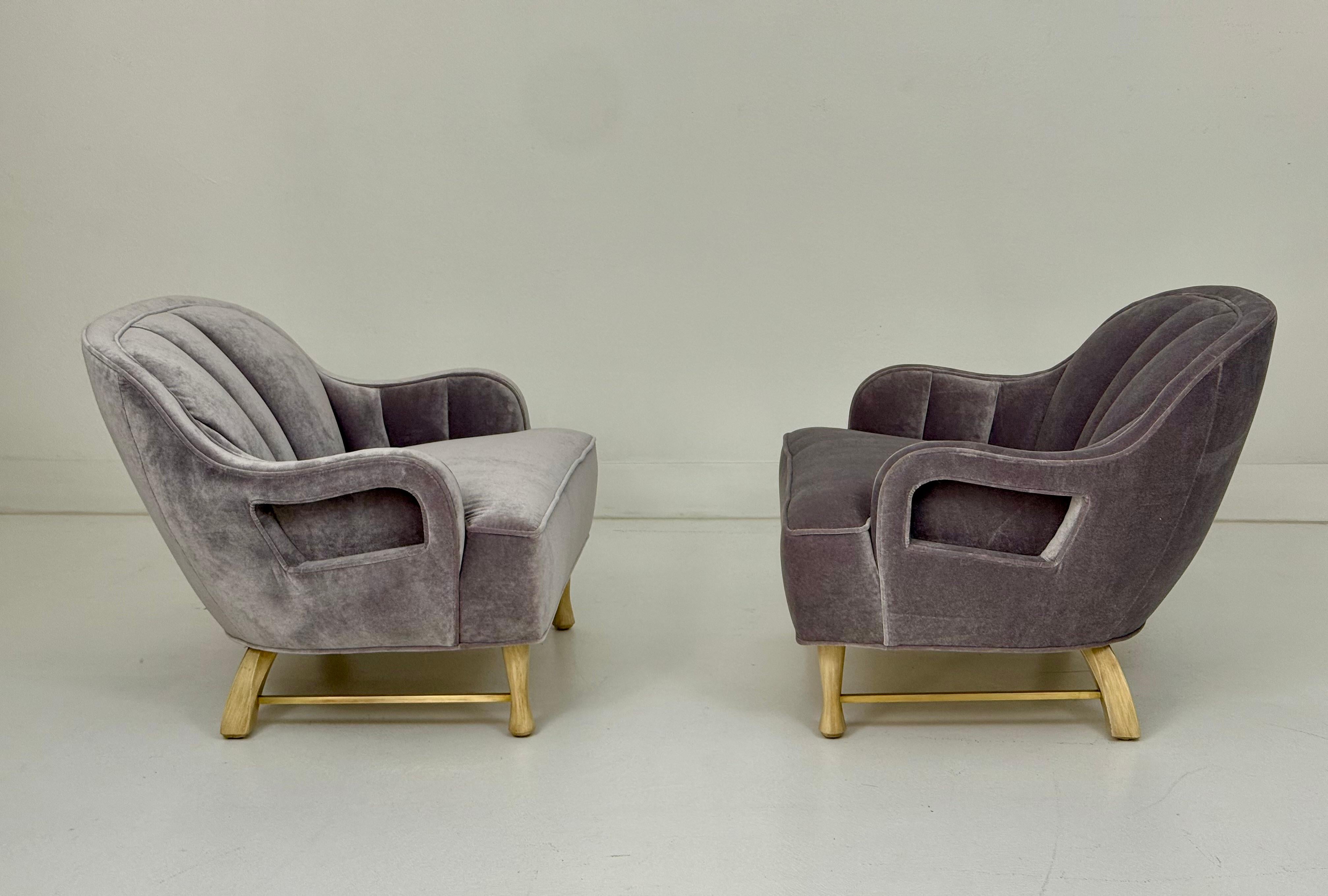 Mid-Century Modern Paire de fauteuils club tapissés avec dossier cannelé et accents en laiton en vente