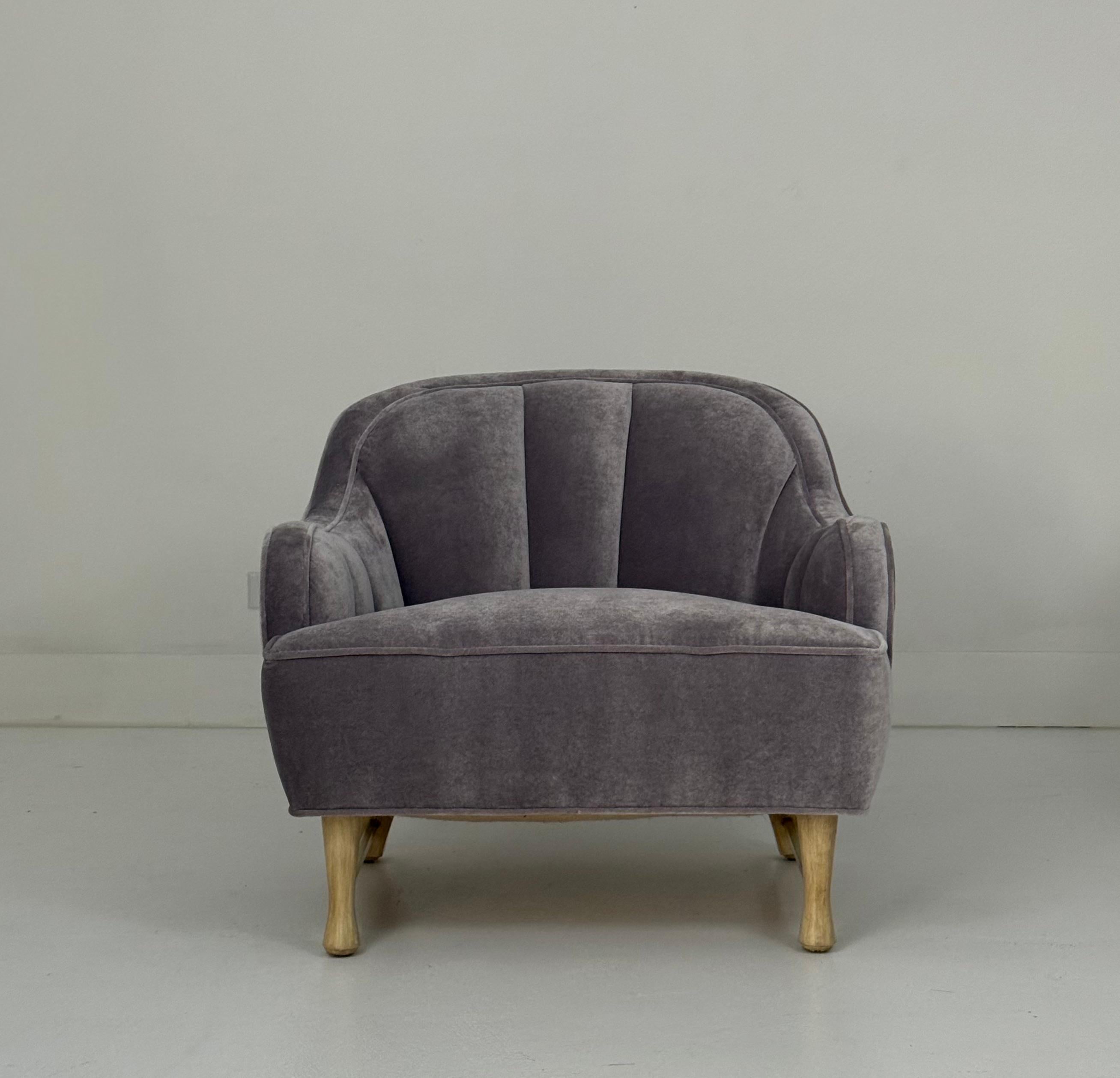 Américain Paire de fauteuils club tapissés avec dossier cannelé et accents en laiton en vente