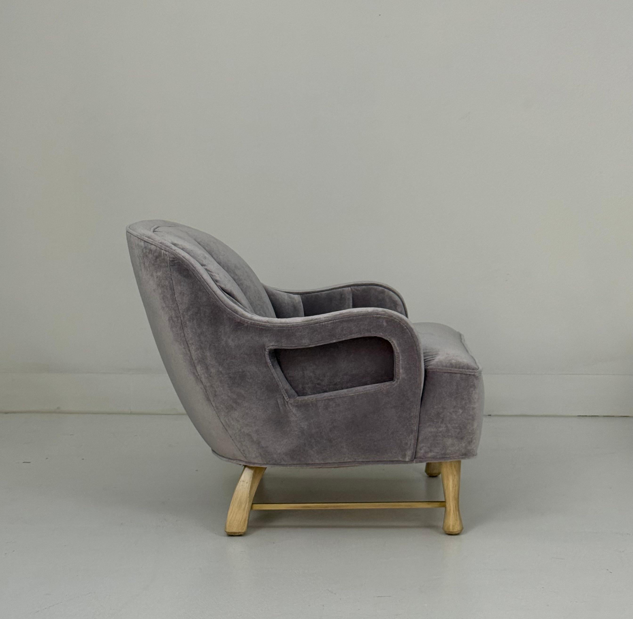Brossé Paire de fauteuils club tapissés avec dossier cannelé et accents en laiton en vente