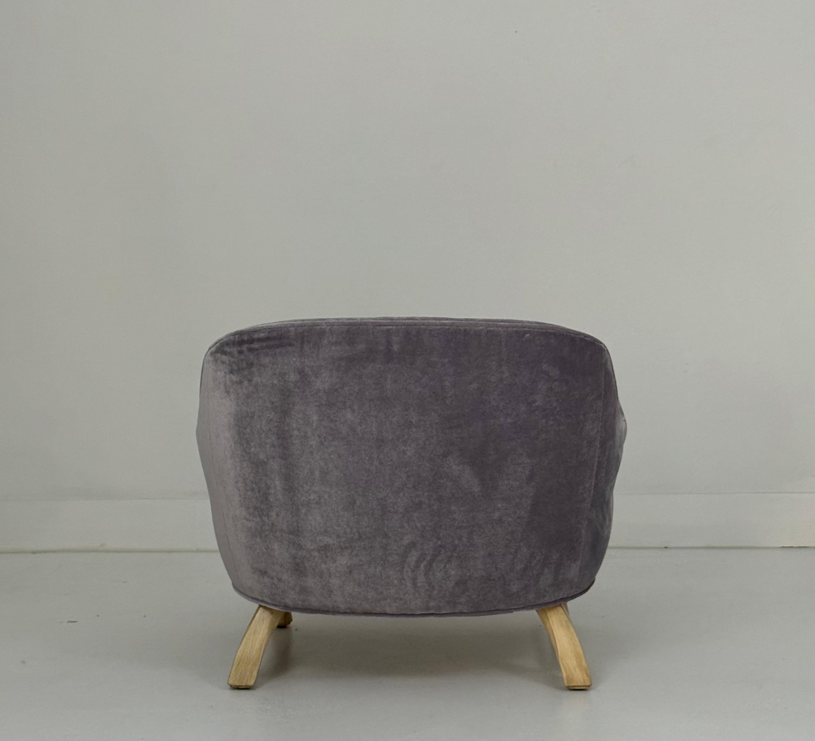 Paire de fauteuils club tapissés avec dossier cannelé et accents en laiton Bon état - En vente à Palm Desert, CA