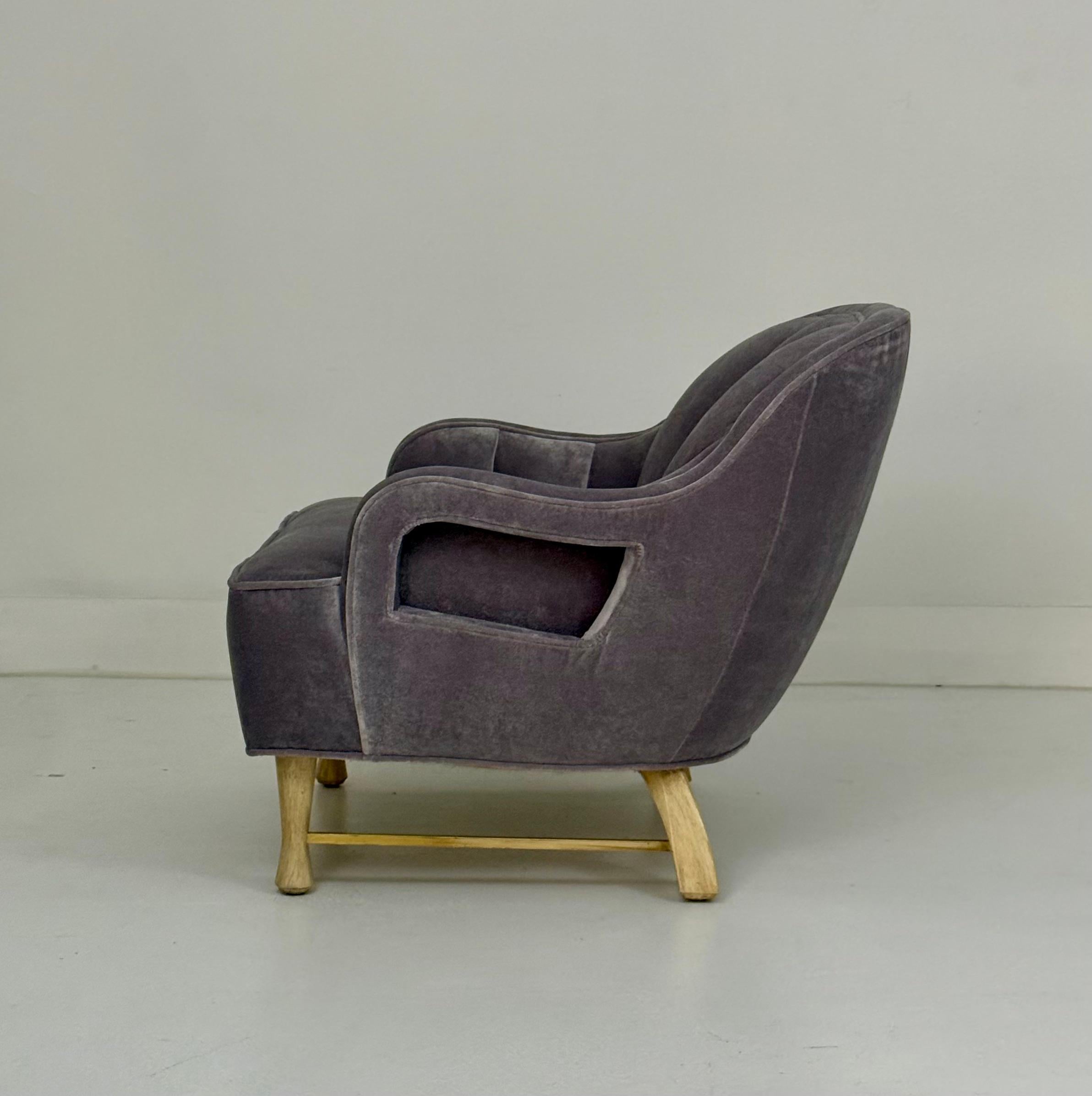 Milieu du XXe siècle Paire de fauteuils club tapissés avec dossier cannelé et accents en laiton en vente
