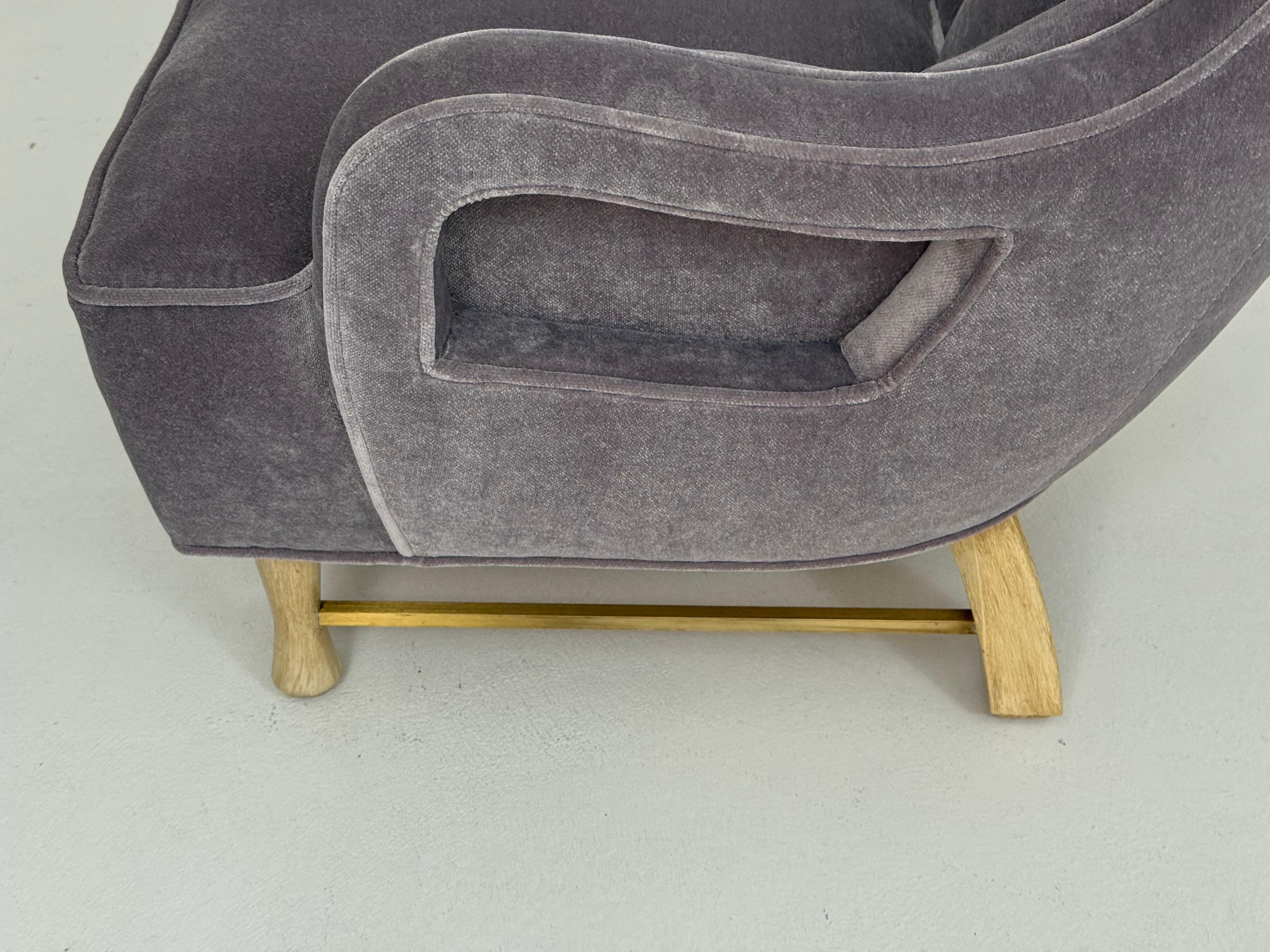 Laiton Paire de fauteuils club tapissés avec dossier cannelé et accents en laiton en vente