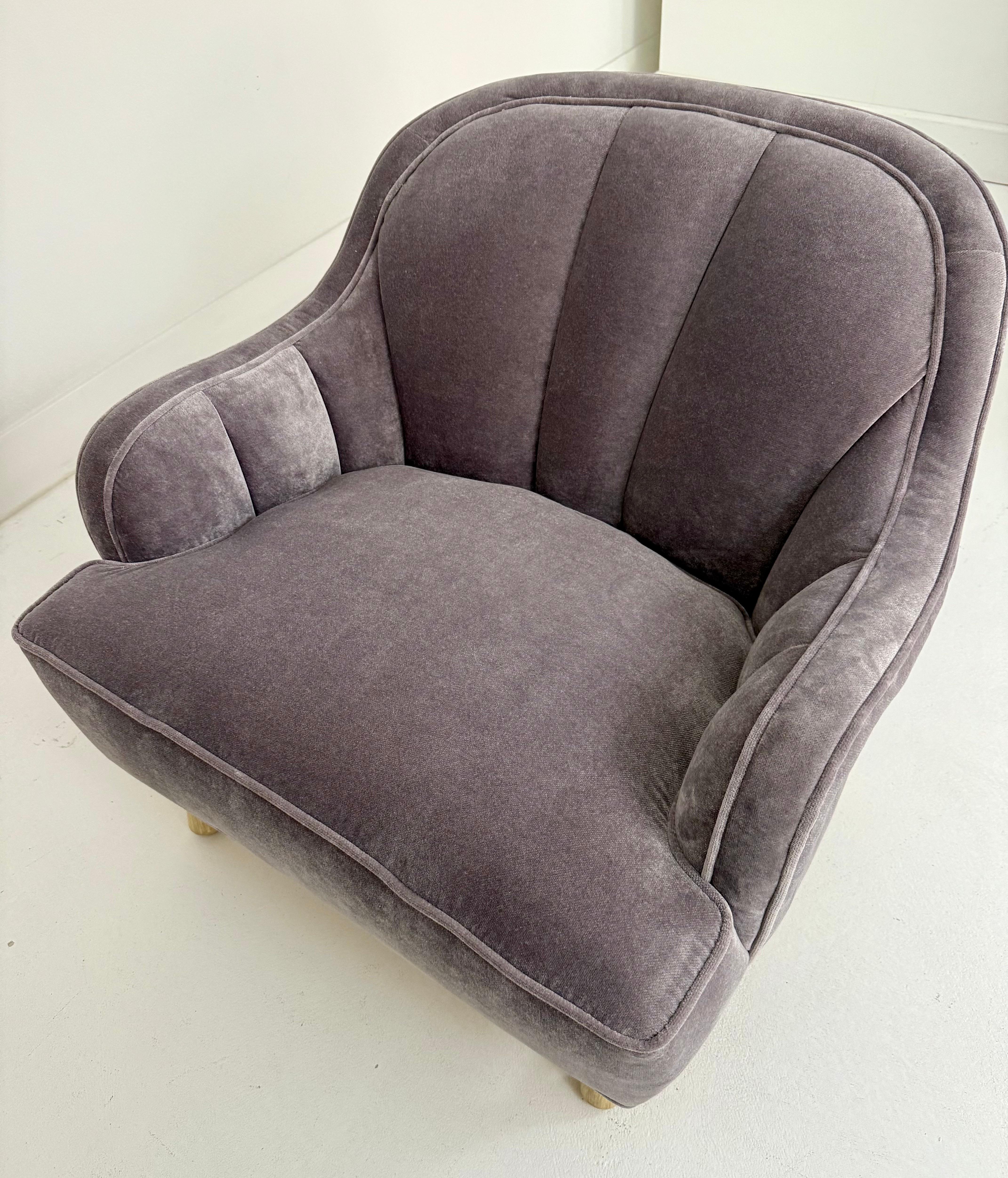 Paire de fauteuils club tapissés avec dossier cannelé et accents en laiton en vente 1
