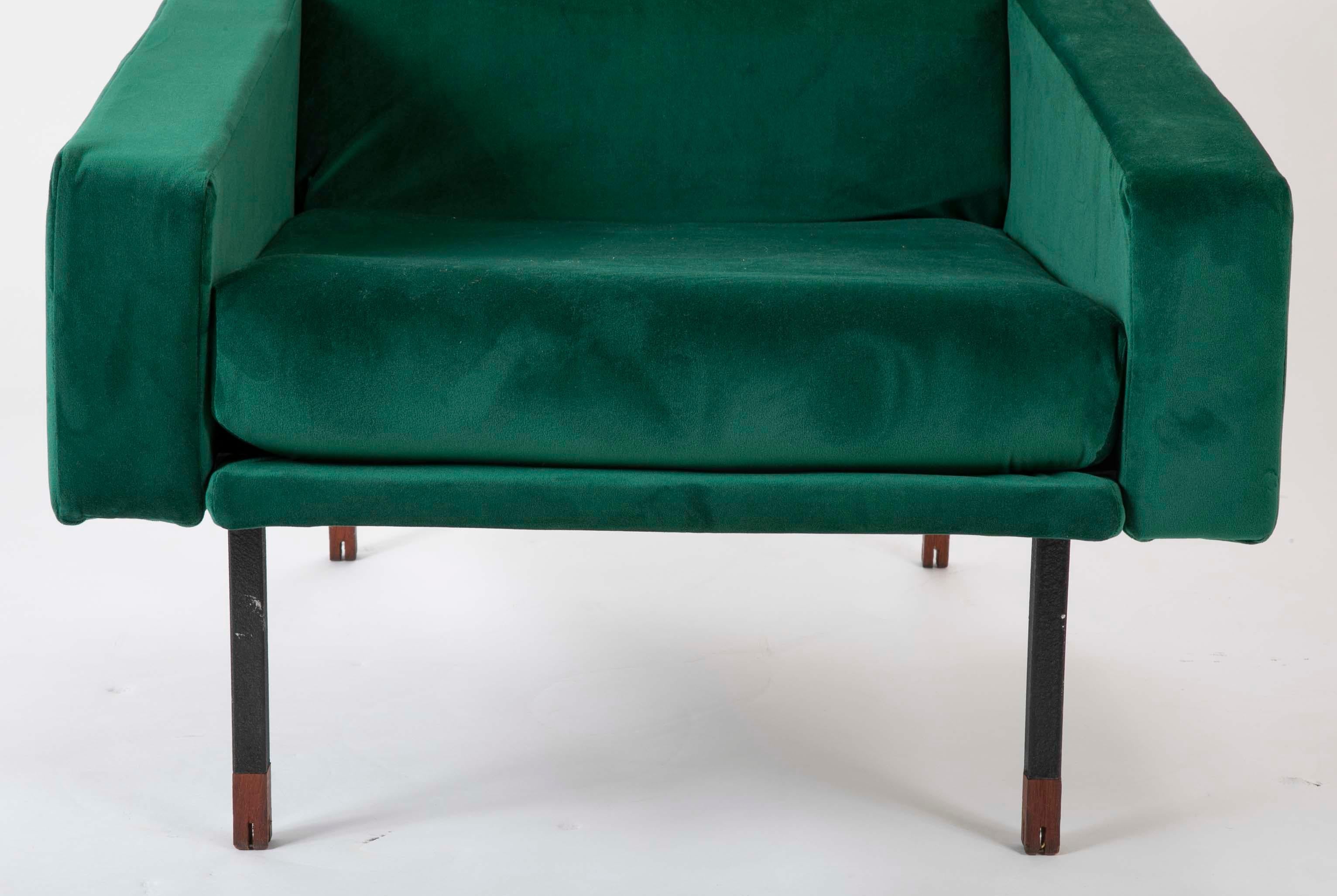 Pair of Upholstered Italian Midcentury Armchairs with Walnut Tipped Legs In Good Condition For Sale In Stamford, CT