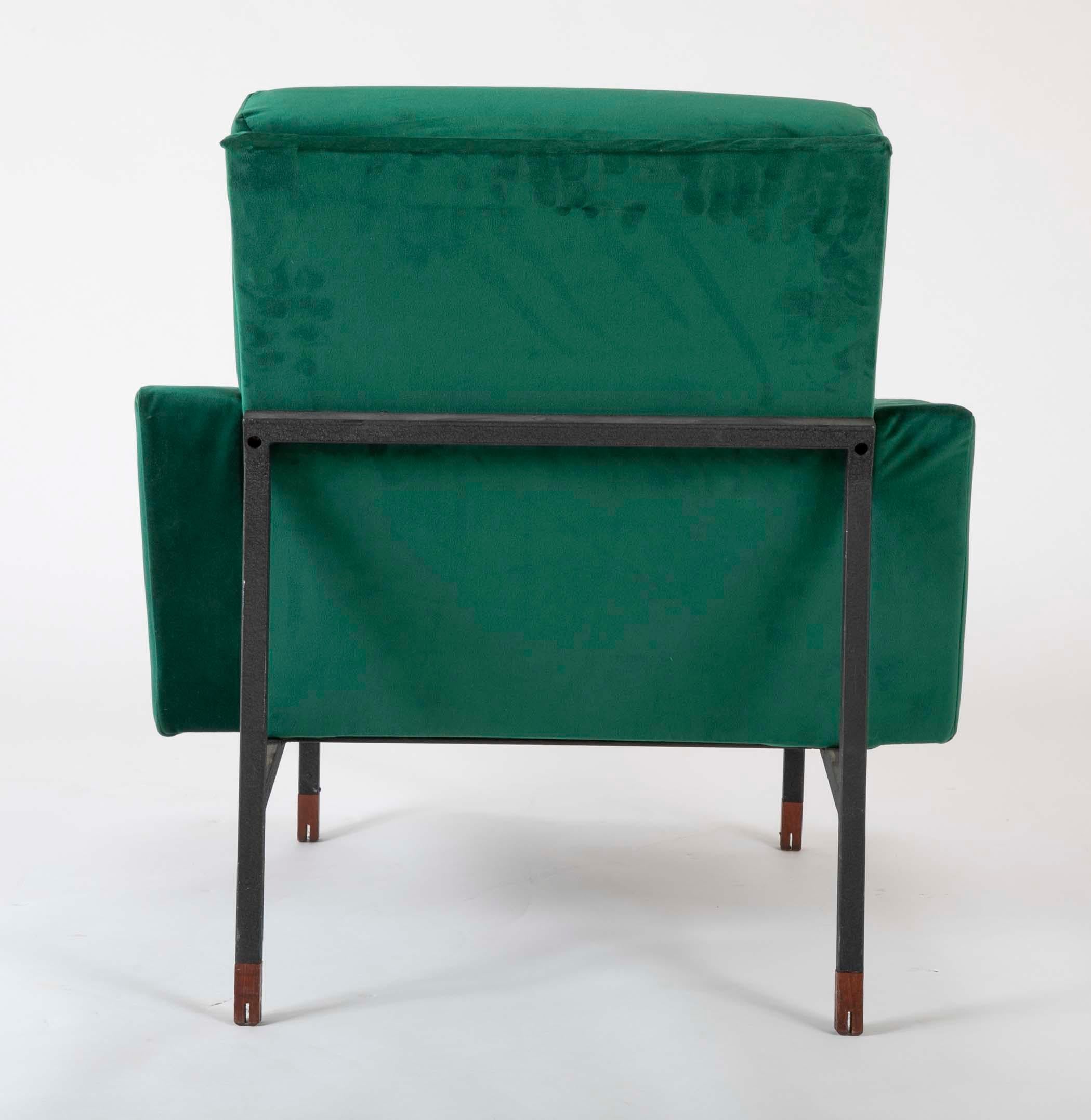 Paar gepolsterte italienische Sessel aus der Mitte des Jahrhunderts mit spitzen Beinen aus Nussbaumholz im Angebot 1