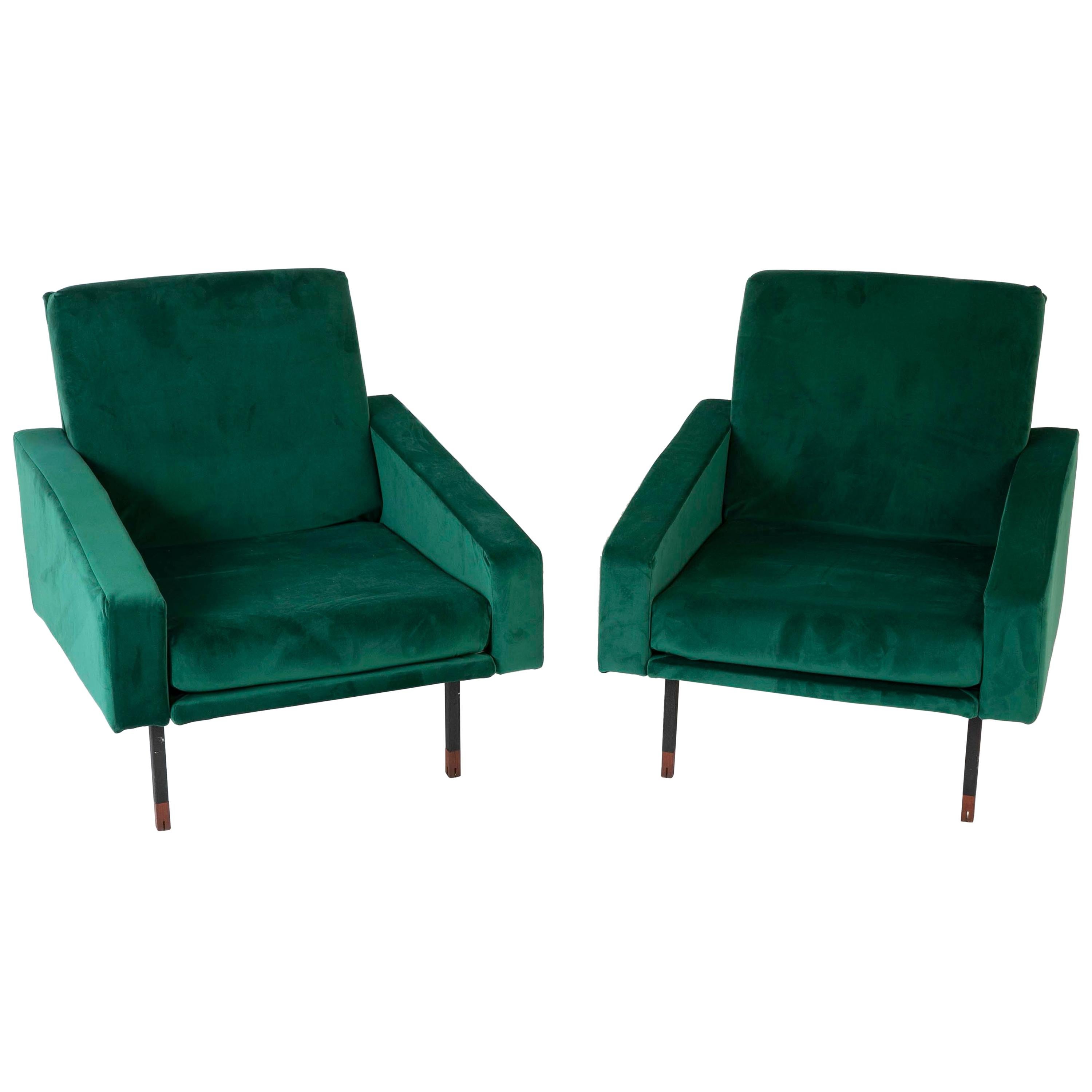 Paar gepolsterte italienische Sessel aus der Mitte des Jahrhunderts mit spitzen Beinen aus Nussbaumholz im Angebot