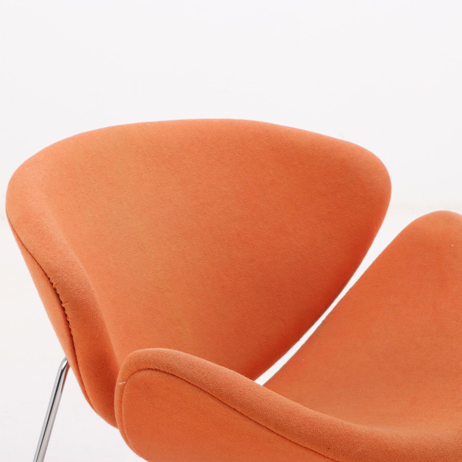 Ein Paar gepolsterte, orangefarbene, verchromte Stühle im Pierre Paulin-Stil (Französisch) im Angebot