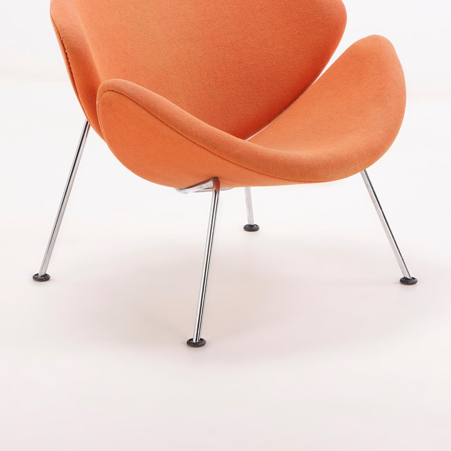 Ein Paar gepolsterte, orangefarbene, verchromte Stühle im Pierre Paulin-Stil (20. Jahrhundert) im Angebot
