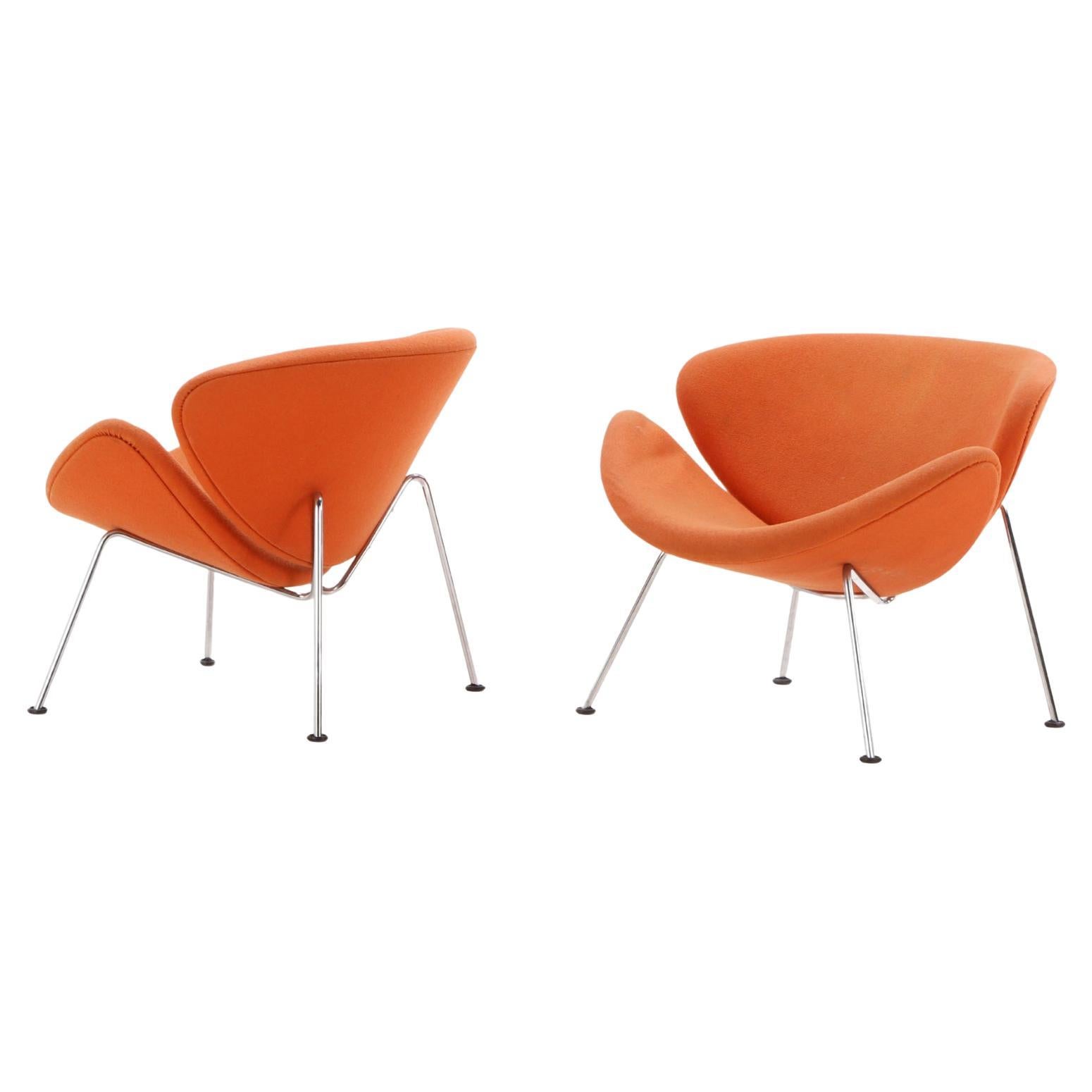Ein Paar gepolsterte, orangefarbene, verchromte Stühle im Pierre Paulin-Stil