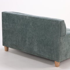 Pareja de sofás tapizados, a la manera de Jean-Michel Frank, c. 1960.