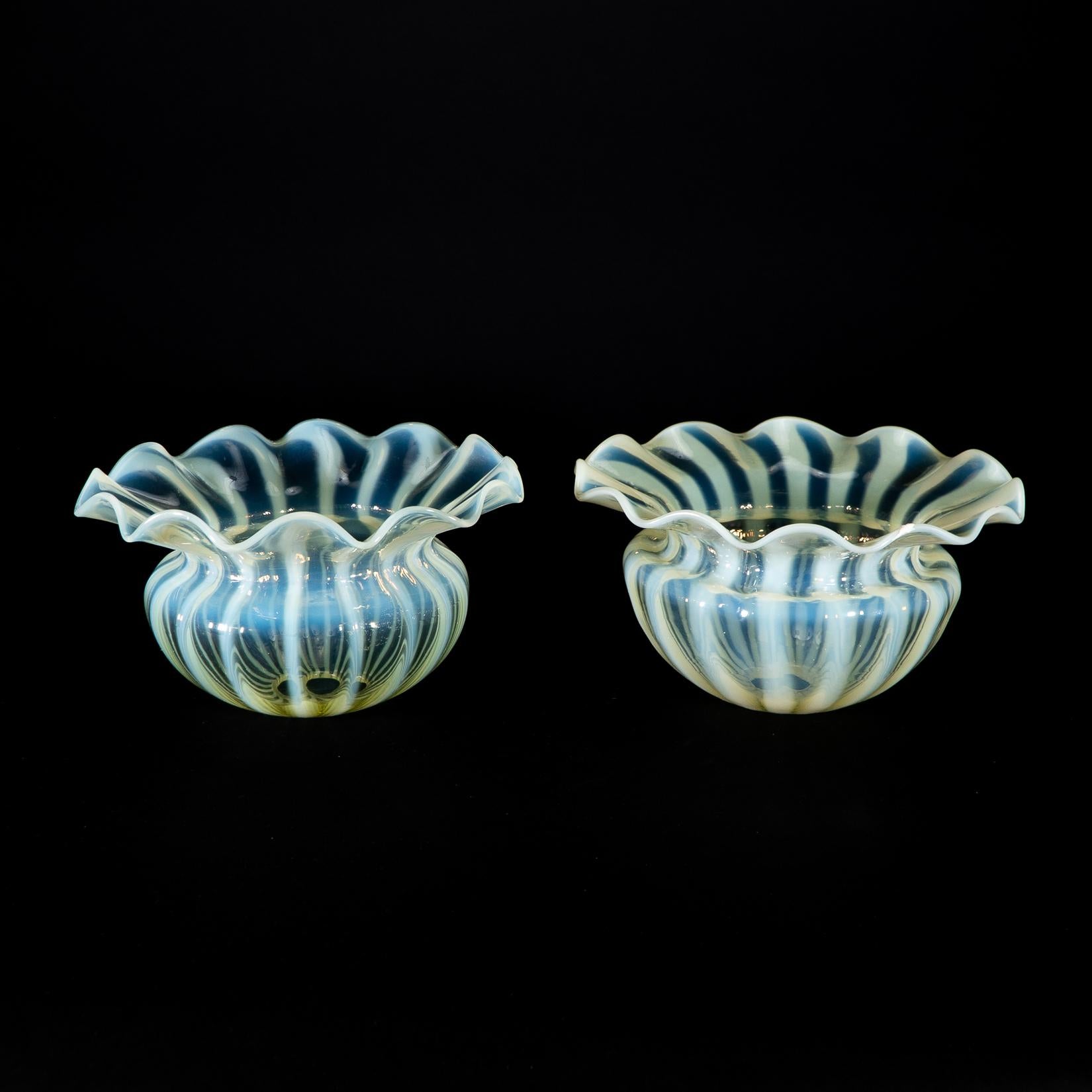 A Pair of Vaseline Glass Shades with Radiating Striped Patterns and Ruffled Rim
Diameter of a lampshade hole: 2.8 cm/1.10