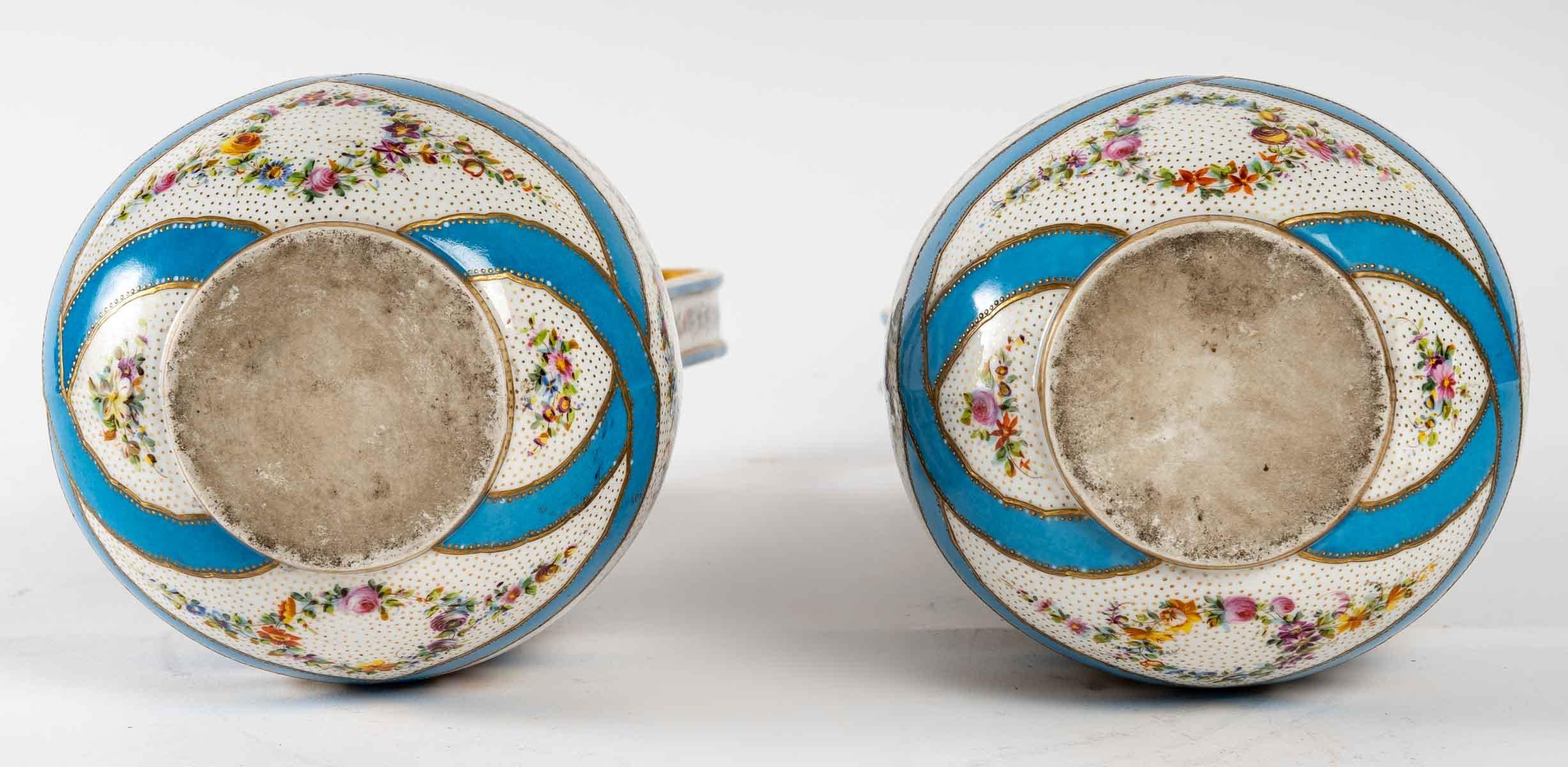A pair of vases, Porcelain of Paris, early 19th century.
Measures: H: 33 cm, W: 17 cm, D: 15 cm.