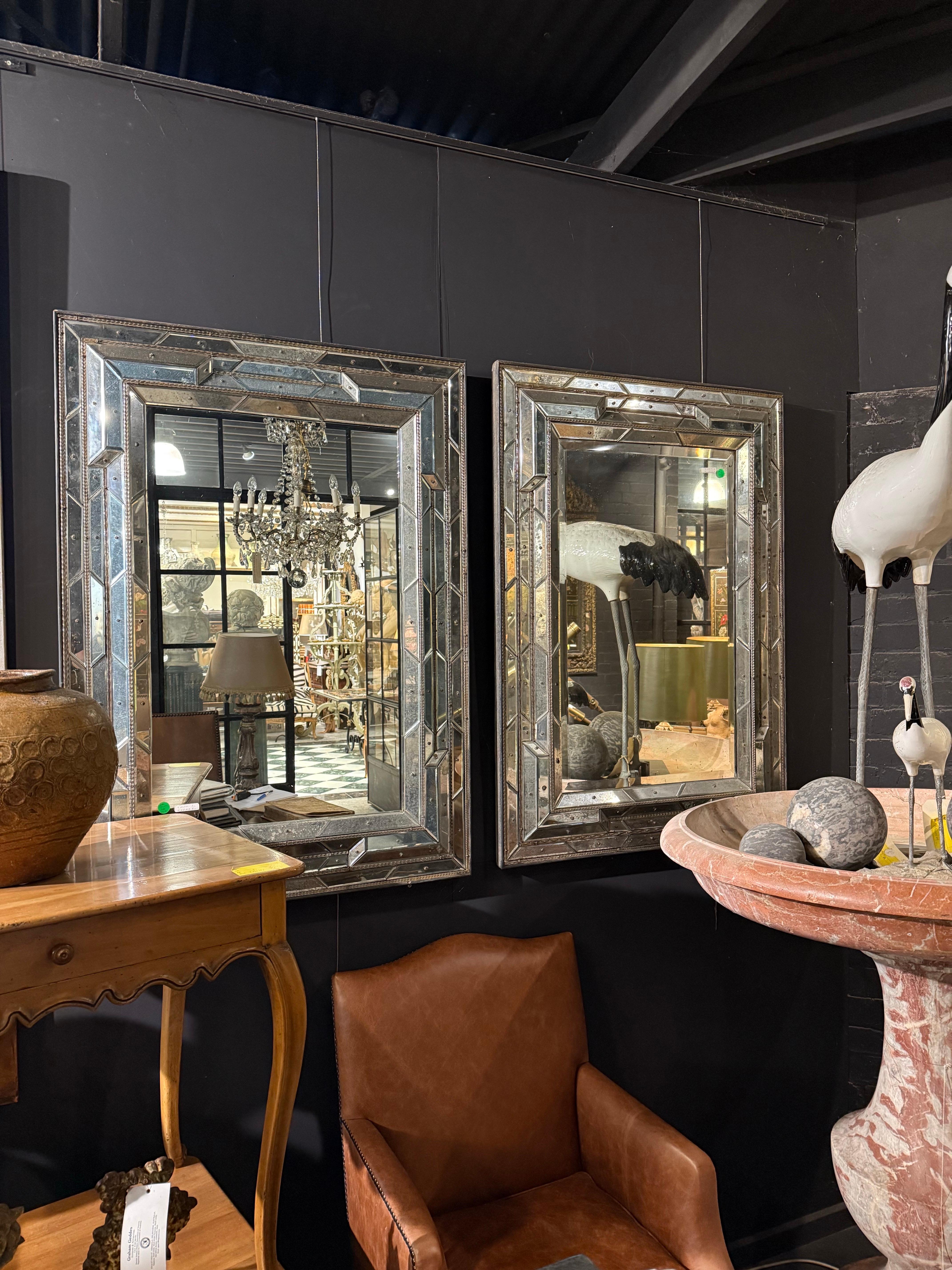 Paire de miroirs vénitiens à façade coussin, 19ème siècle

Provenance : Collection privée de Sydney.

Dimensions :
Hauteur : 125 cm.
Largeur : 89,5 cm.
Profondeur : 5 cm.