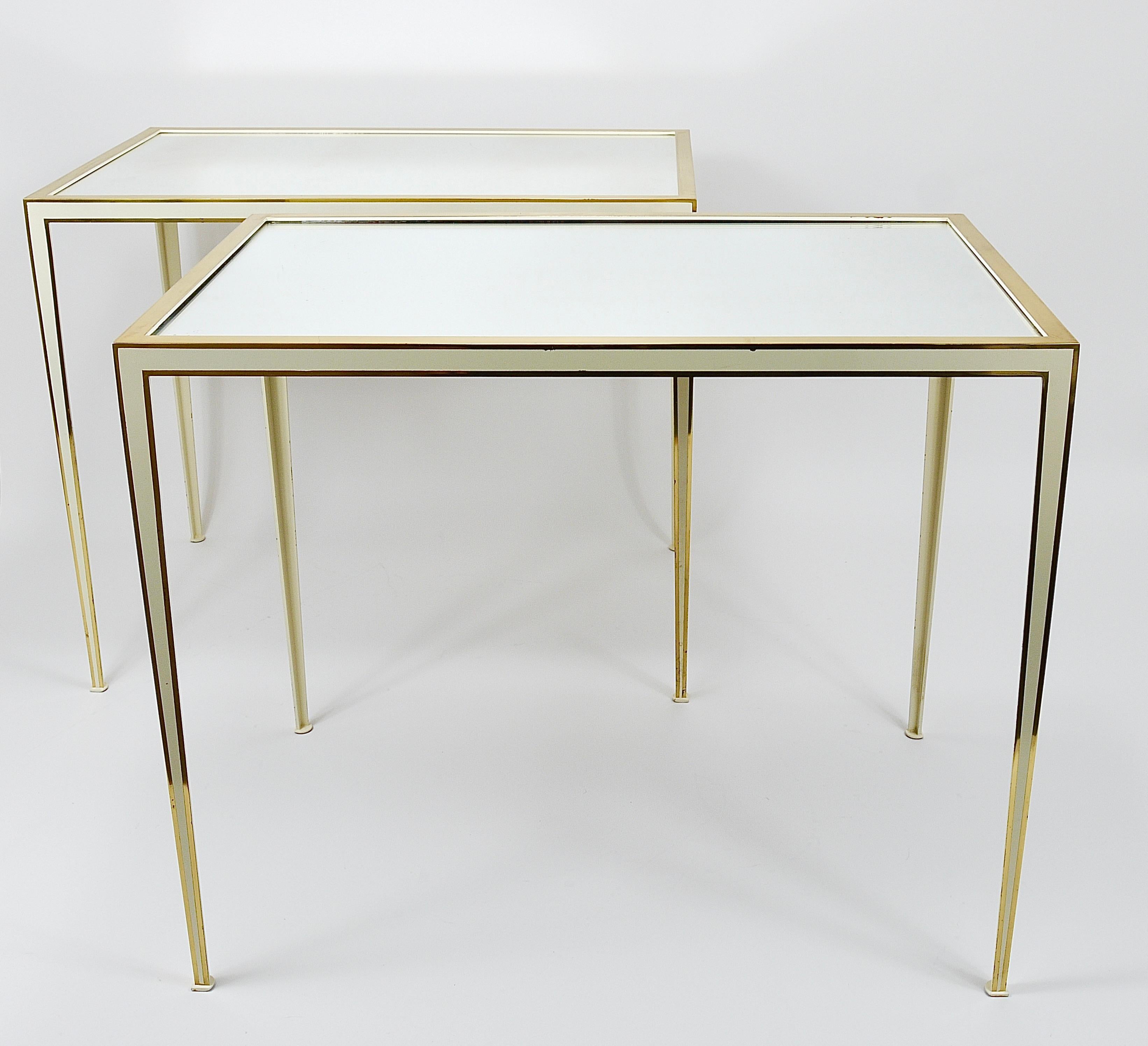 Hollywood Regency Paire de tables en laiton et miroir blanc de Vereinigte Werkstätten, Allemagne, années 1970 en vente