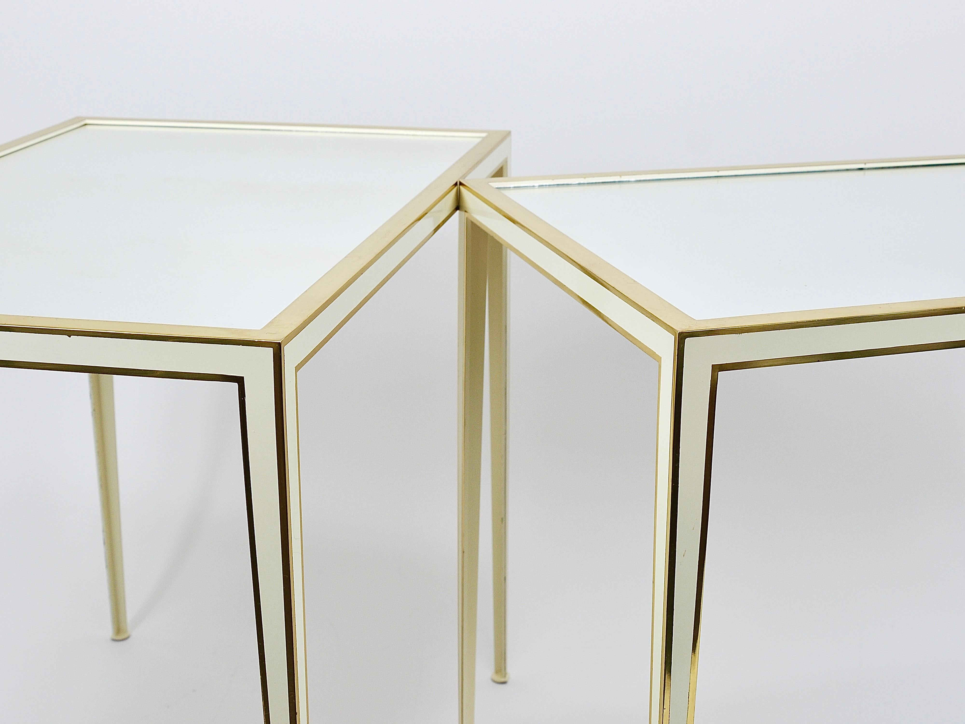 Paire de tables en laiton et miroir blanc de Vereinigte Werkstätten, Allemagne, années 1970 Bon état - En vente à Vienna, AT